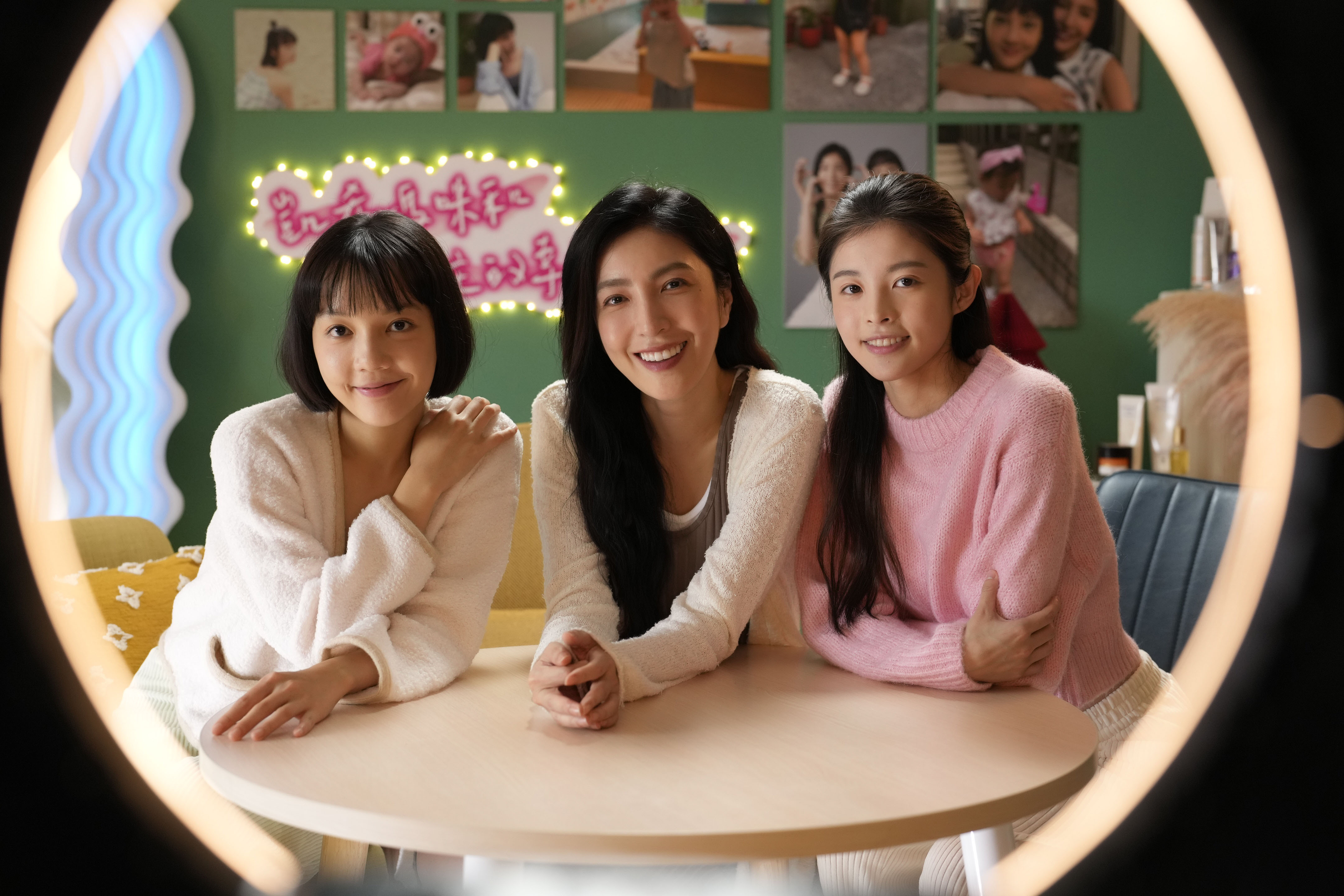 詹子萱和林思廷在《看看你有多愛我》演出楊謹華的雙胞胎女兒。(晴天影像提供)