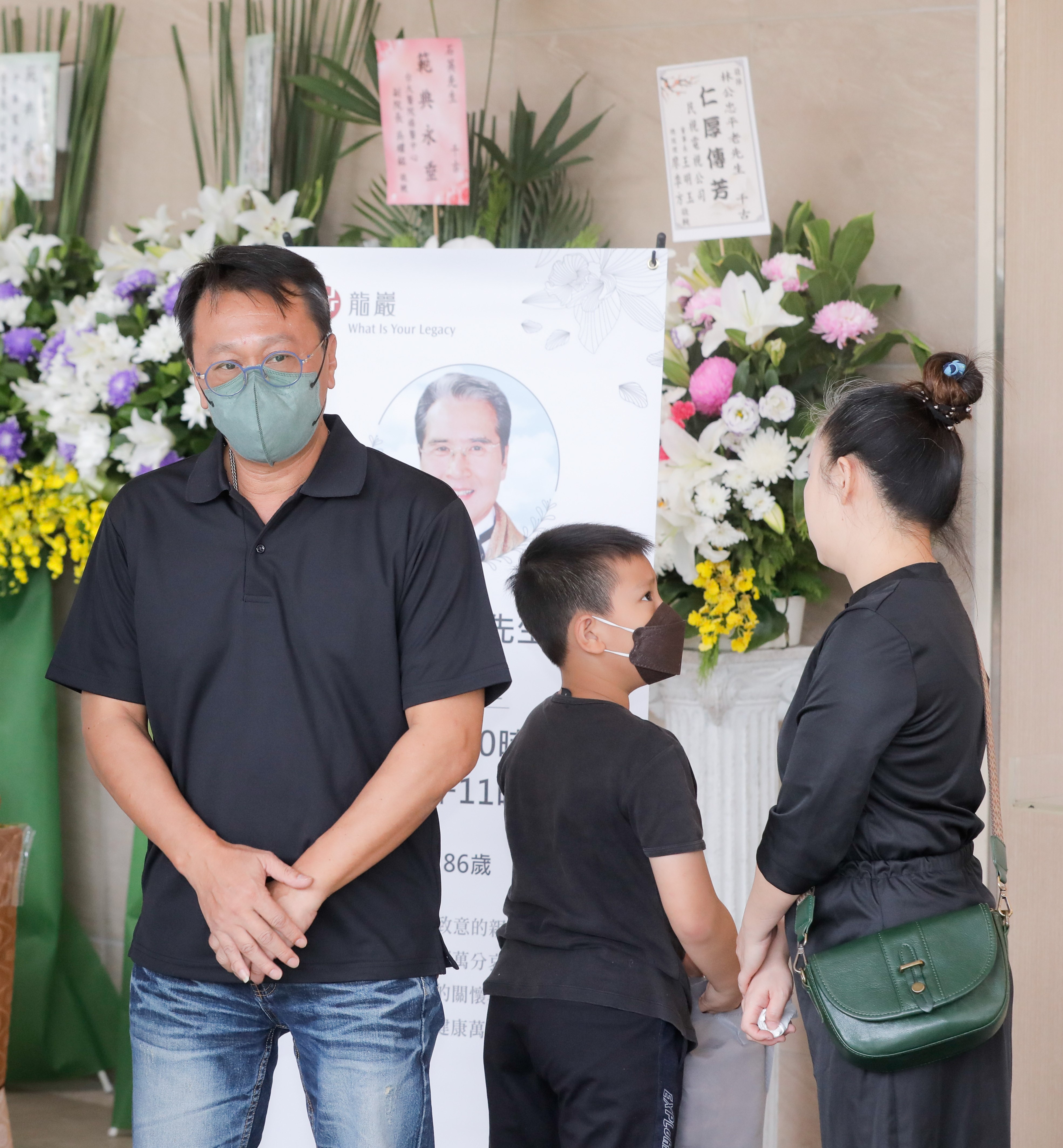 游安順帶妻小送別石爸。