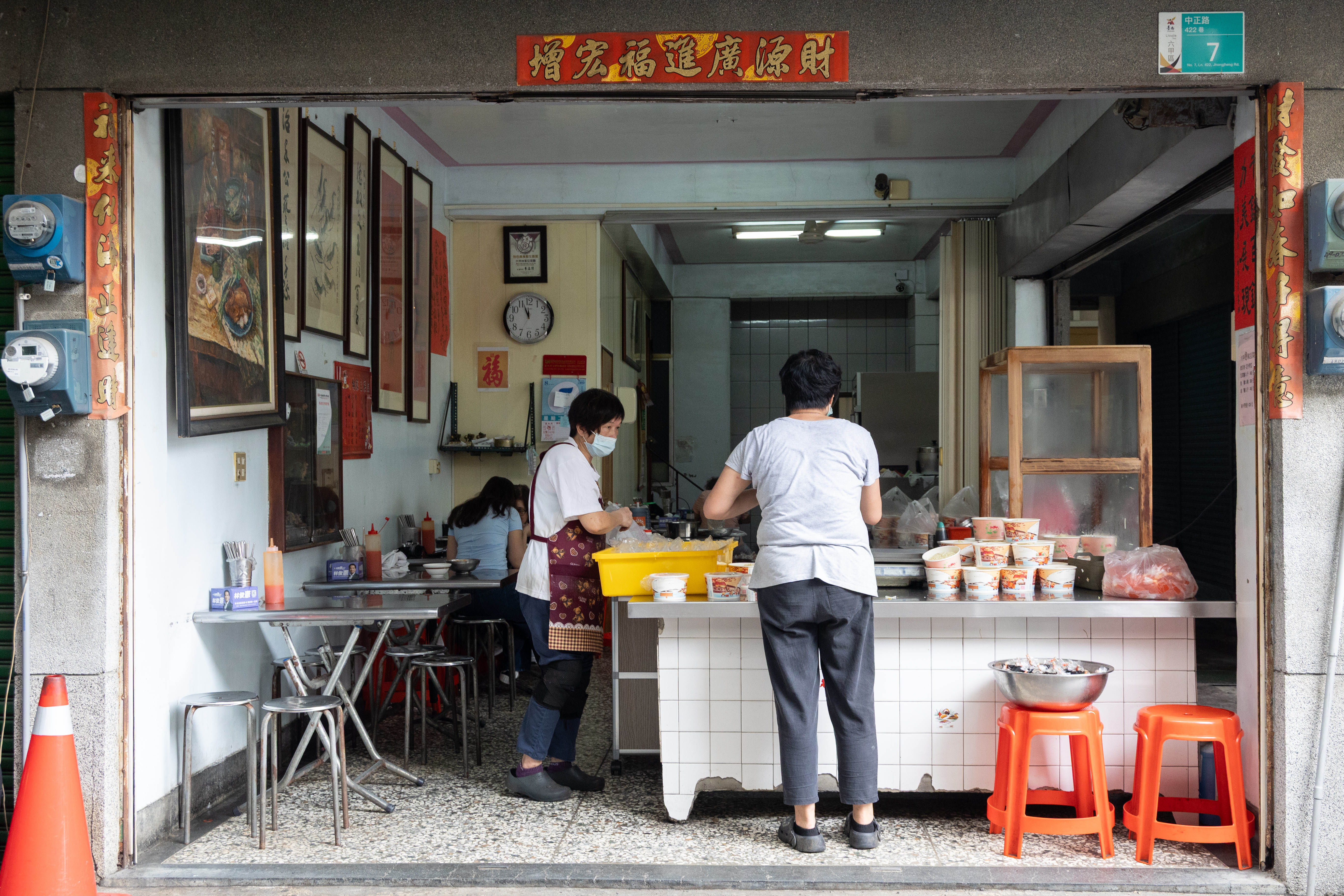 「林家豆菜麵」的店面有種古樸風情，老闆們極有人情味，讓人印象深刻。