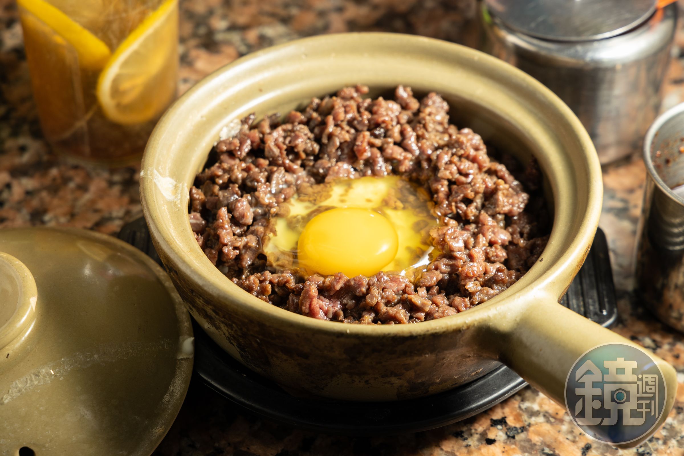 「窩蛋牛肉飯」飯上鋪滿免治碎牛肉再打上一顆生雞蛋,攪拌後,粒粒米飯都包裹著蛋香。(港幣90元/份,飯焦加價港幣10元)