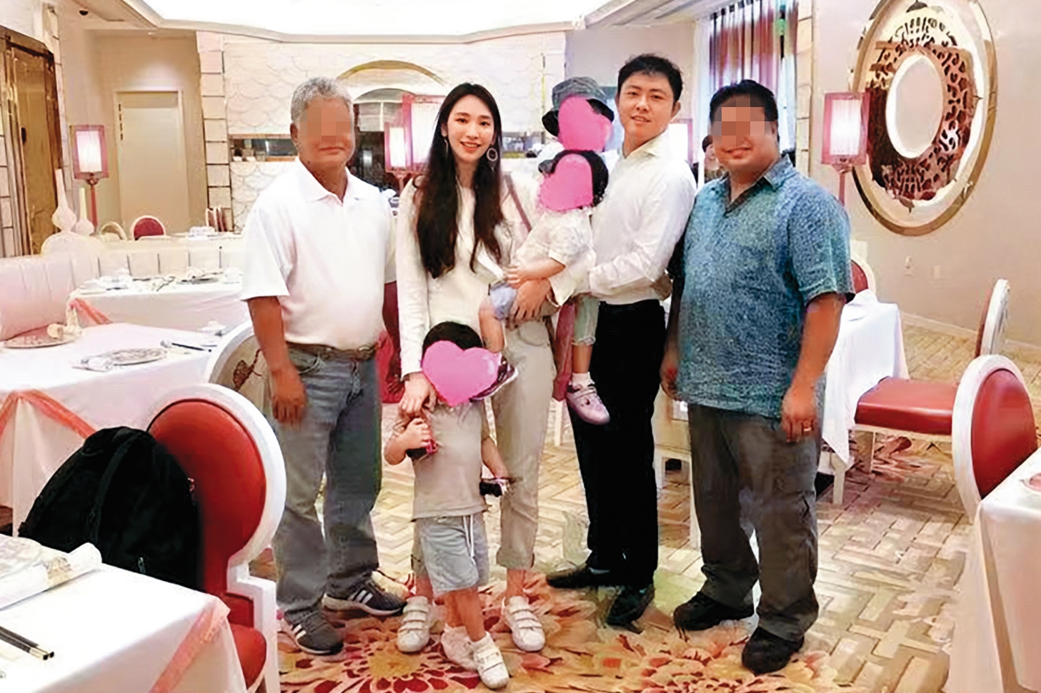 吳佩慈（左二）在紀曉波（右二）出事前，經常曬愛炫富，也被認為有宣示主權的意味。（翻攝自吳佩慈微博）