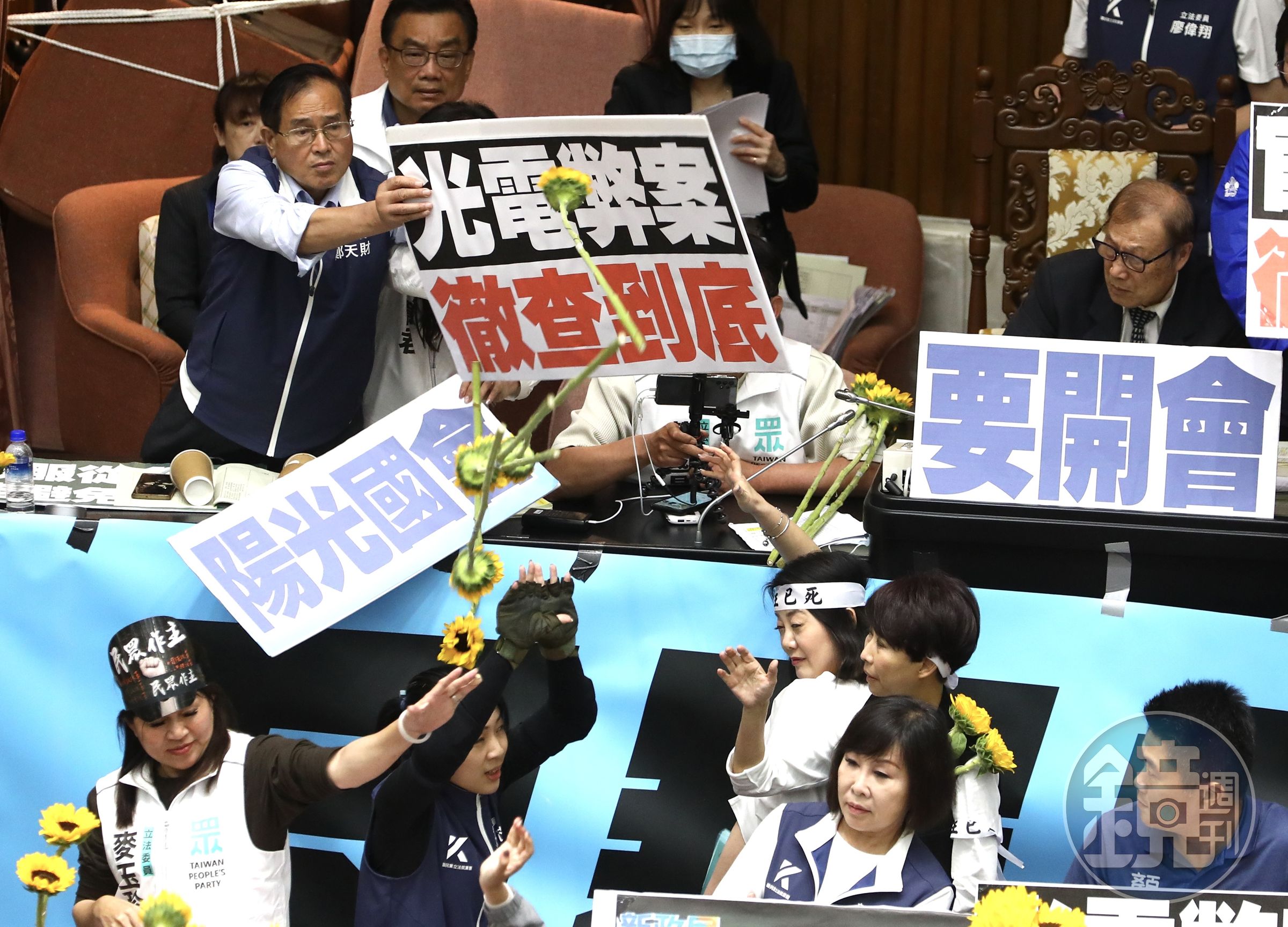 民進黨立委們一度把太陽花砸向黃國昌。