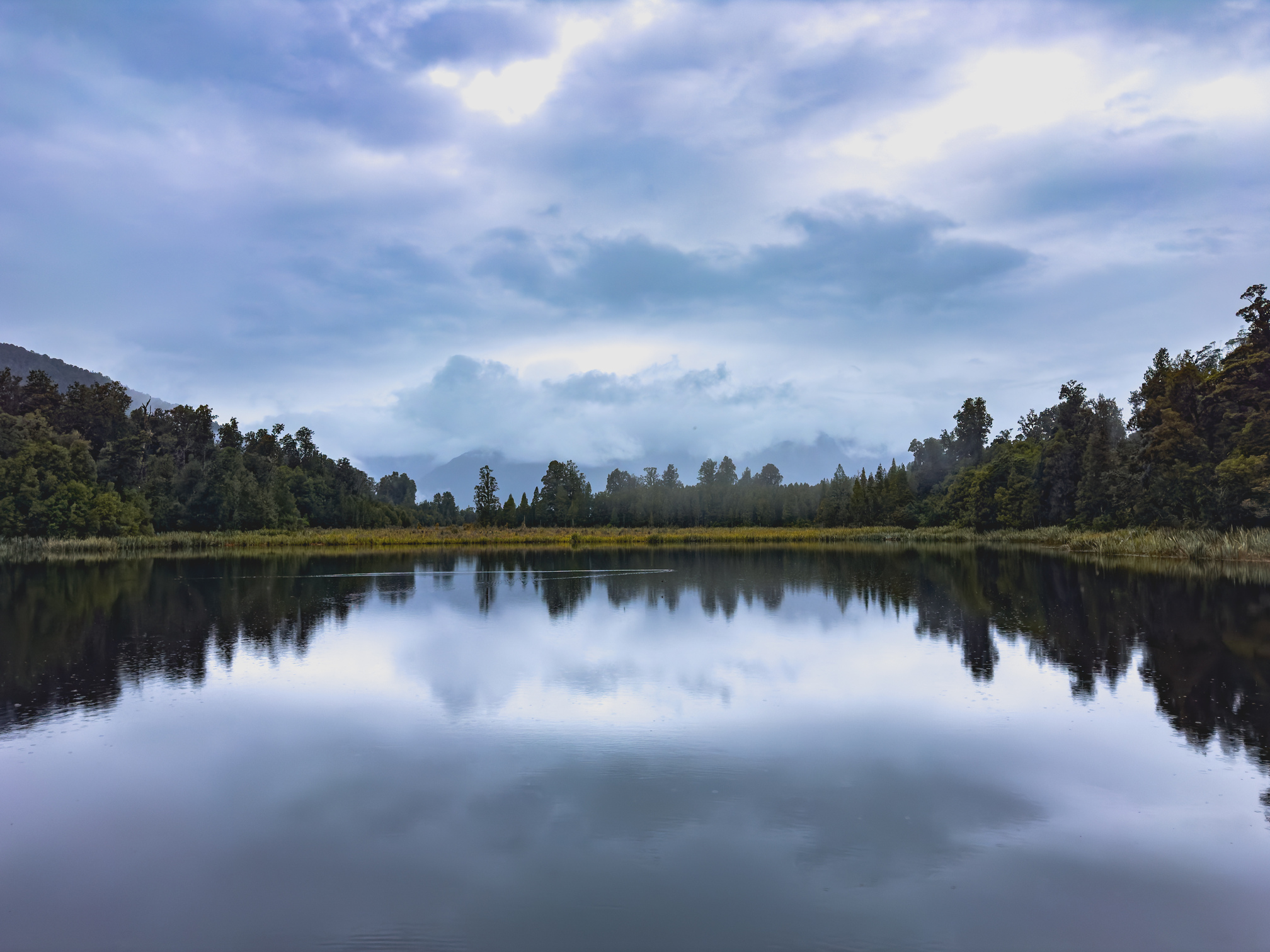 造訪瑪松森湖時雲霧較多，雖然看不見遠方的庫克山景，但靜止的湖面如鏡，景色仍是迷人。