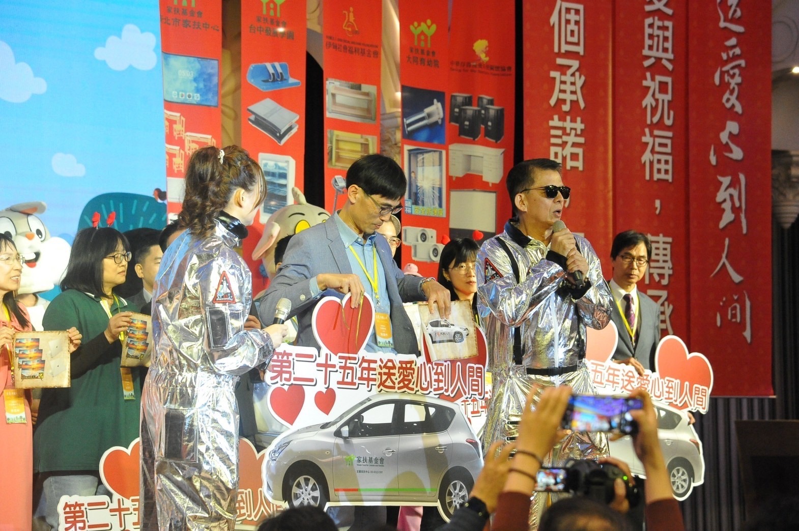 精湛建設陳志聲總經理一身太空人勁装裝扮進場，在神祕禮物揭開的瞬間，讓活動進入高潮。（精湛建設提供）