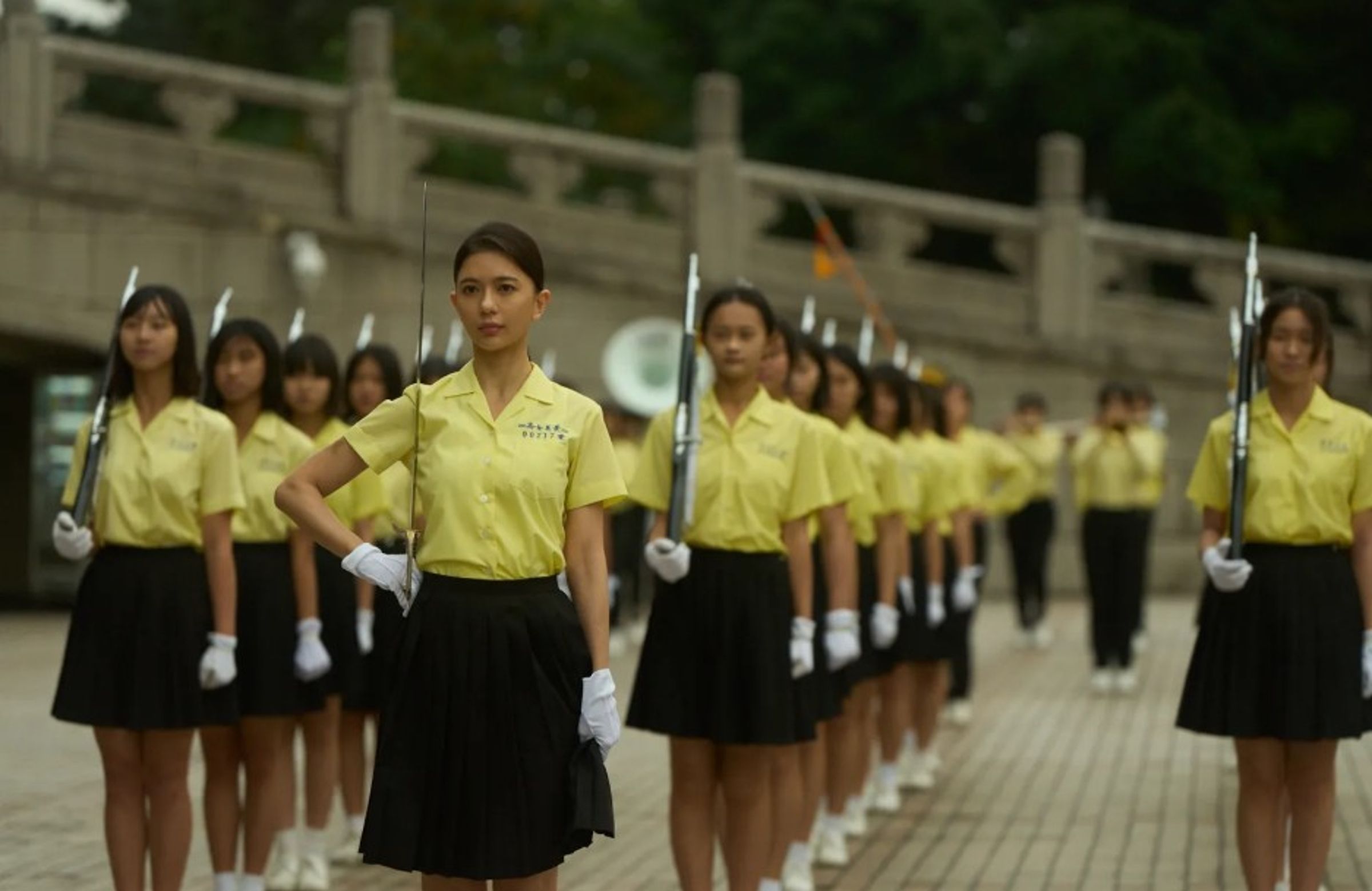 女星鄭芯恩演出景美女高儀隊隊長,對受傷女粉絲表示關心。(未來進行曲提供)