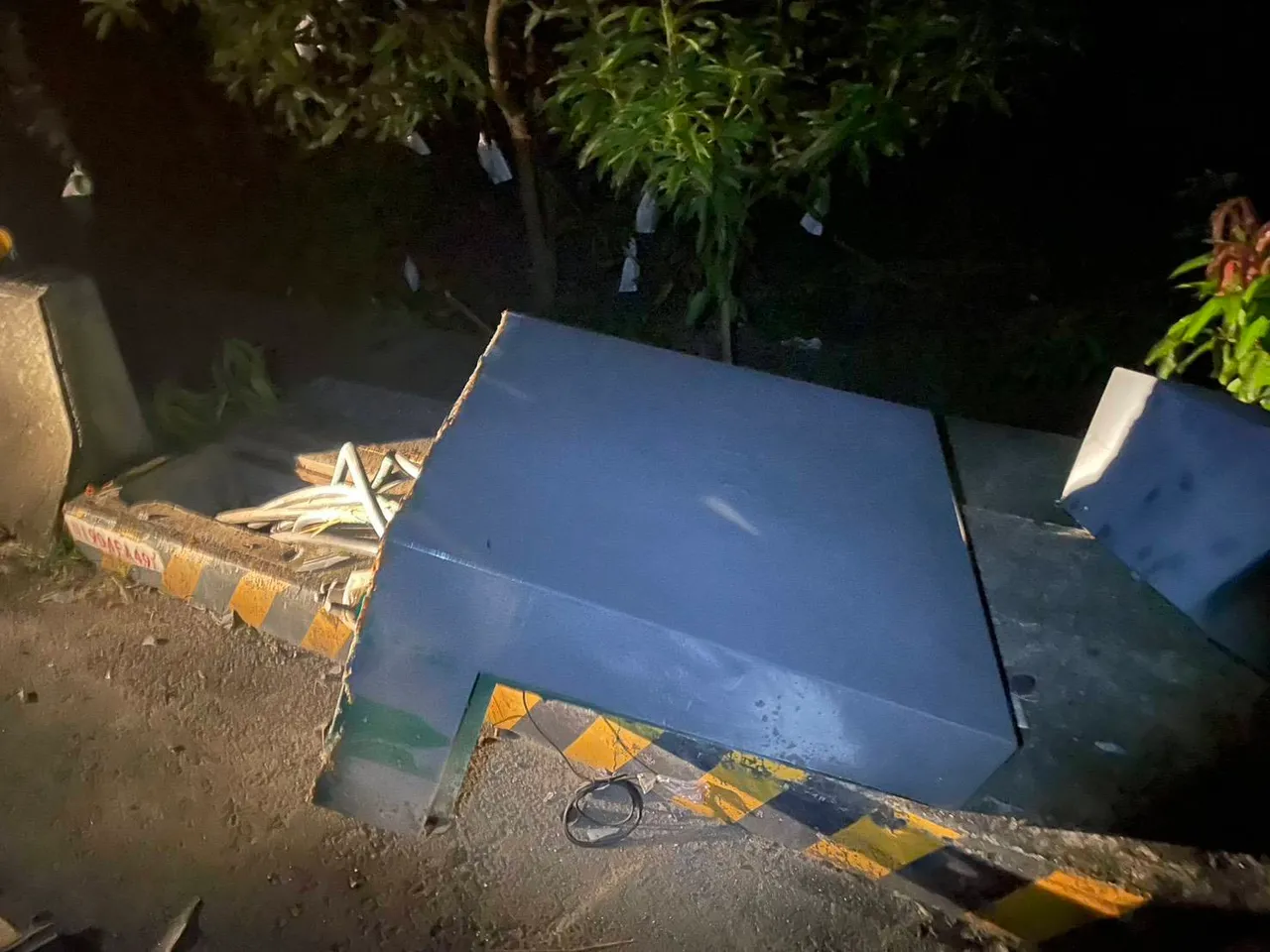 事故現場護欄與台電電箱明顯受損，事故發生猛烈。（翻攝畫面）