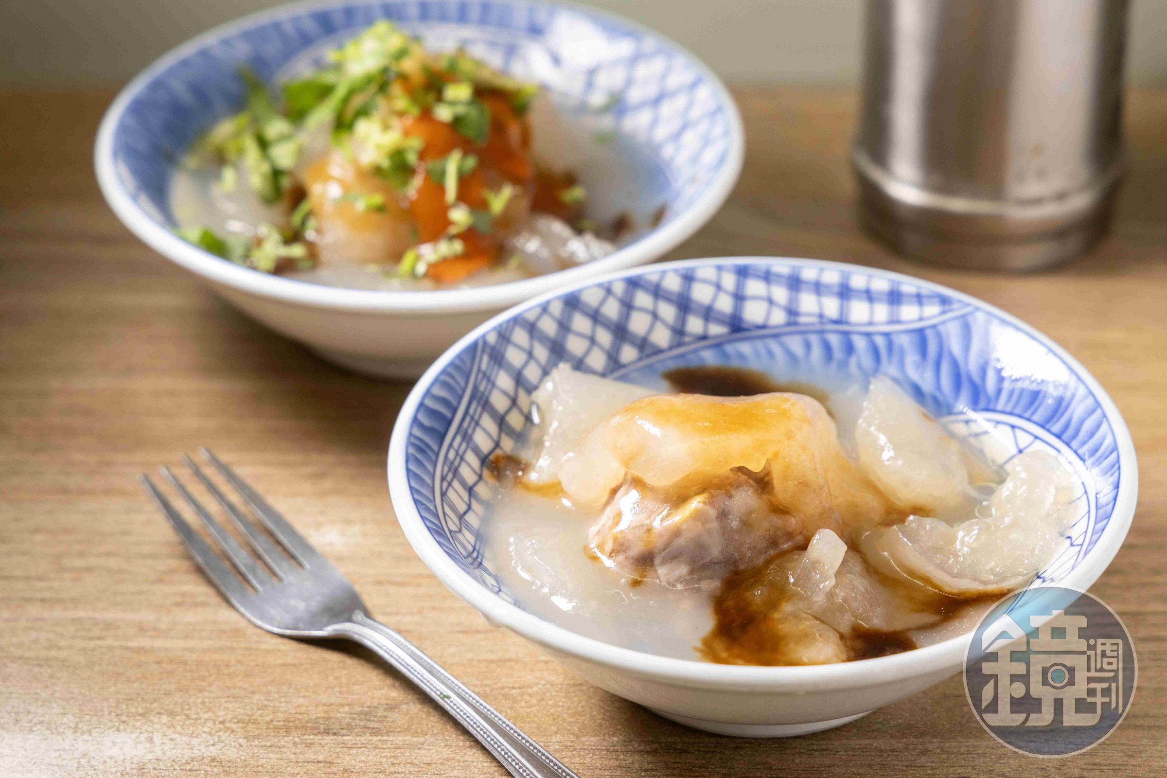 「肉圓」的肉餡結成球狀,醬料是白醬加甜辣醬加蒜蓉。(40元/份)