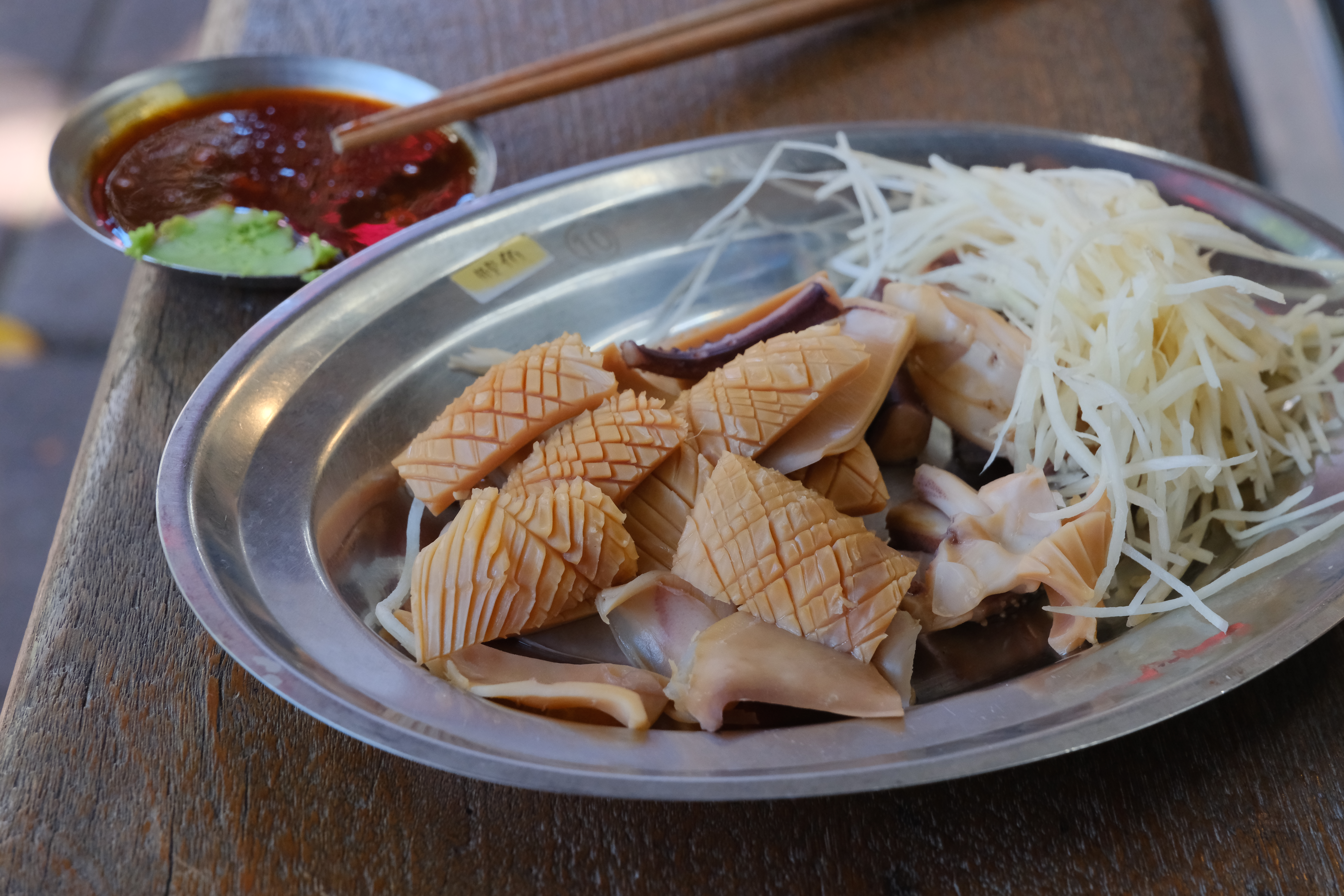 「魷魚標」的魷魚好吃到讓裴社長直呼「台北人好幸福」!(彭仁義攝)