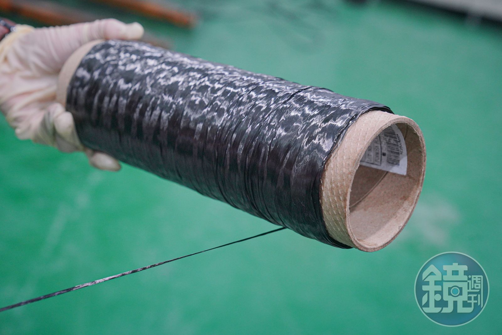 一束碳纖維裡就有一萬兩千細條，再用益材自行調配的環氧樹脂固化，硬度是鋼的五倍，重量則只有鋼的四分之一。