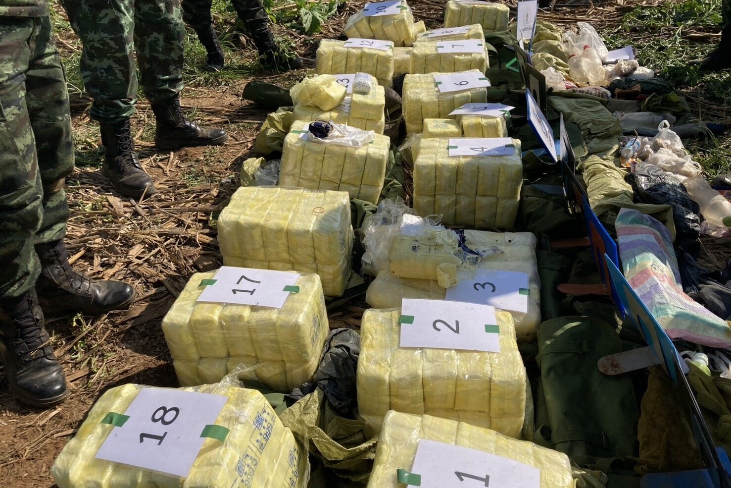 泰北邊境不平靜，軍方查獲運毒集團，當場查扣了將近180萬顆安非他命藥丸。（翻攝自khaosod新聞）