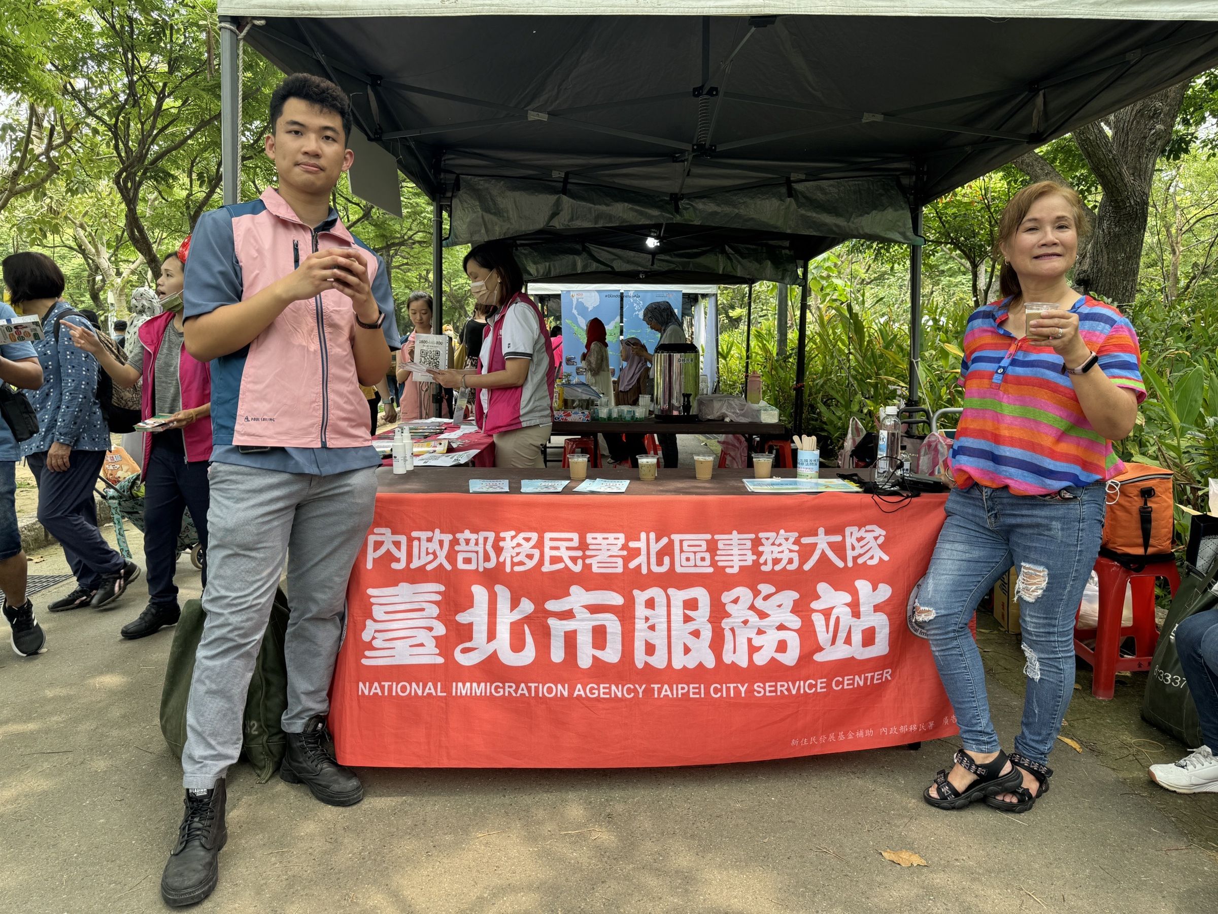 新二代親善大使蘇榮世及菲律賓籍母親特別為開齋節活動製作「綠凍奶茶」。(移民署提供)
