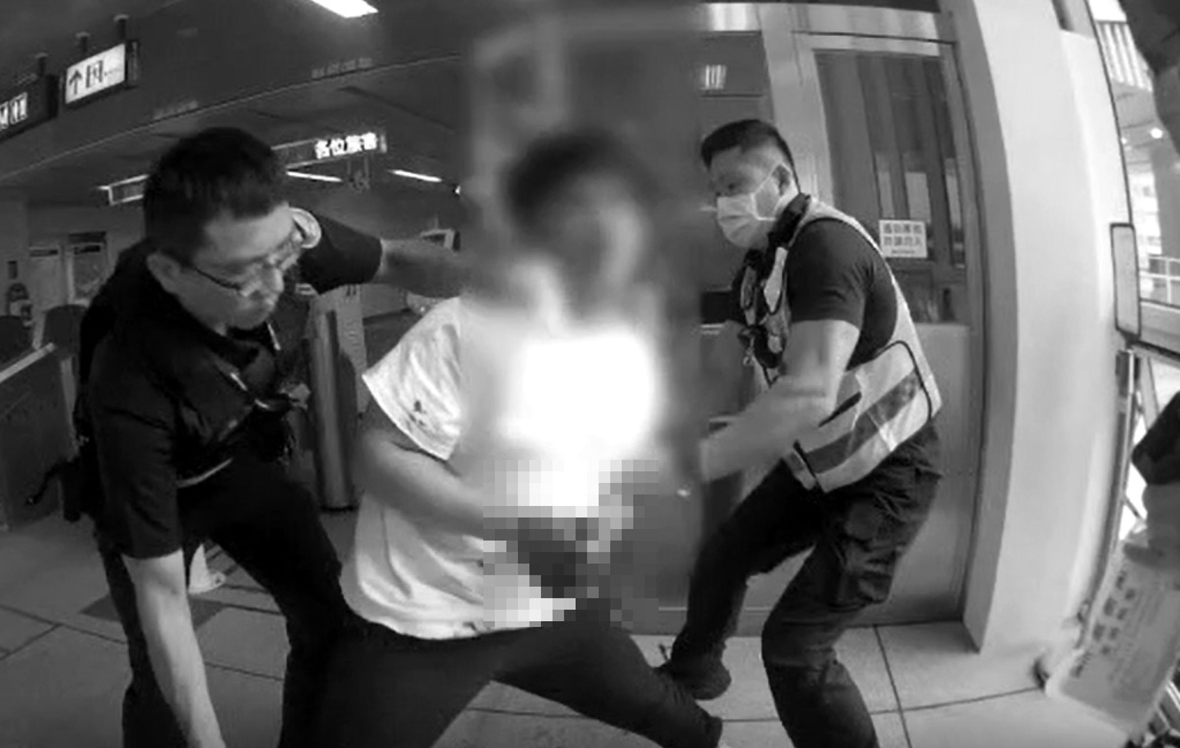 針對中捷車廂砍人事件，衛福部心健司發出3點聲明，提醒媒體報導應避免暗示事件當事人與精神疾病有關。（翻攝畫面）