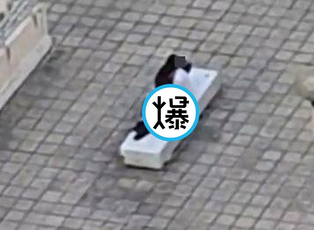 嘆為觀止！情侶愛無限，頂樓野戰姿勢無極限。（翻自《香港01》）