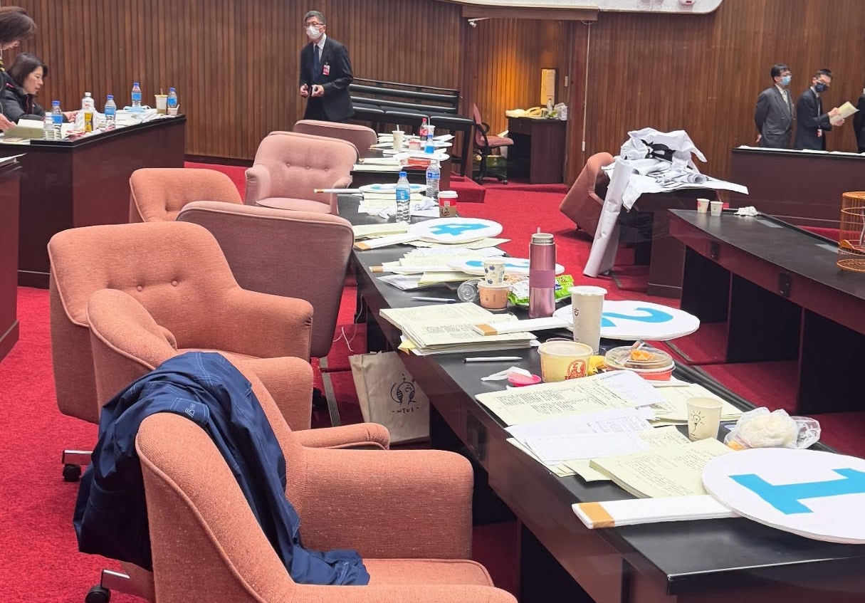 綠委林楚茵在社群媒體po出照片，提到民眾黨的版本被國民黨丟包，民眾黨集體離席中。（翻攝自林楚茵Threads）
