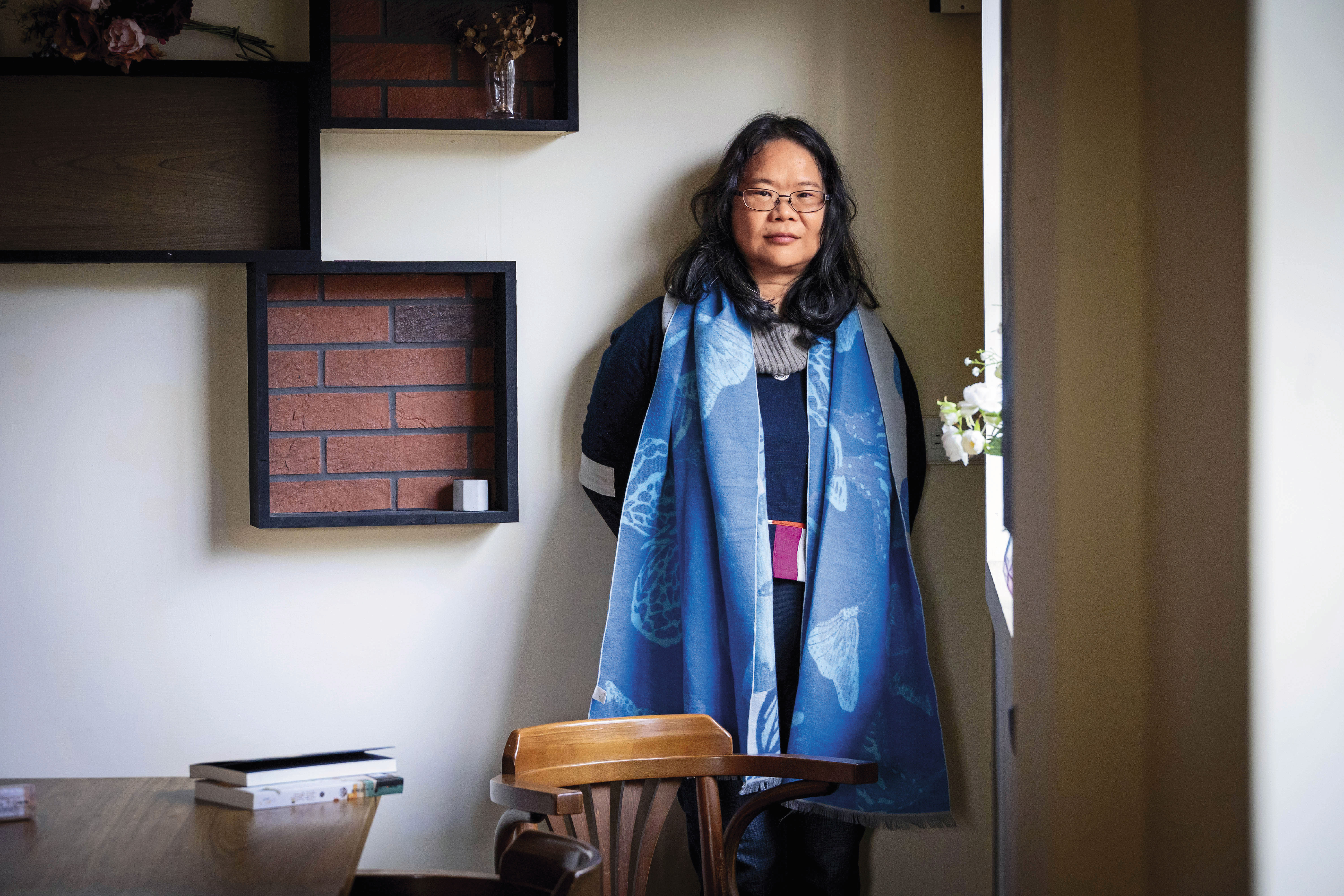 黑潔明被譽為言情天后,她寫言情小說開始於短暫逃避現實中的困境。