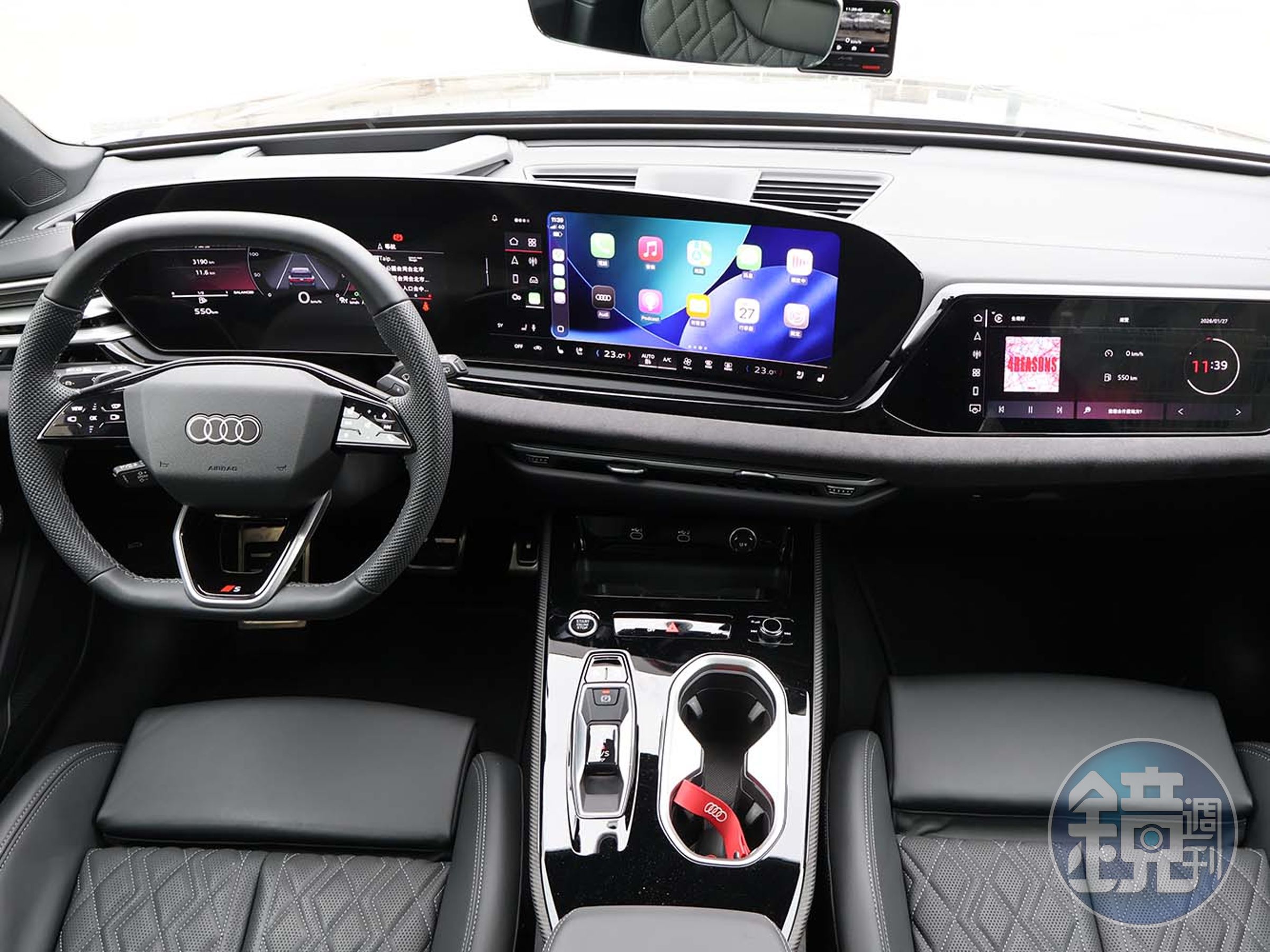 車內採用11.9吋、14.5吋以及10.9吋的三螢幕配置。