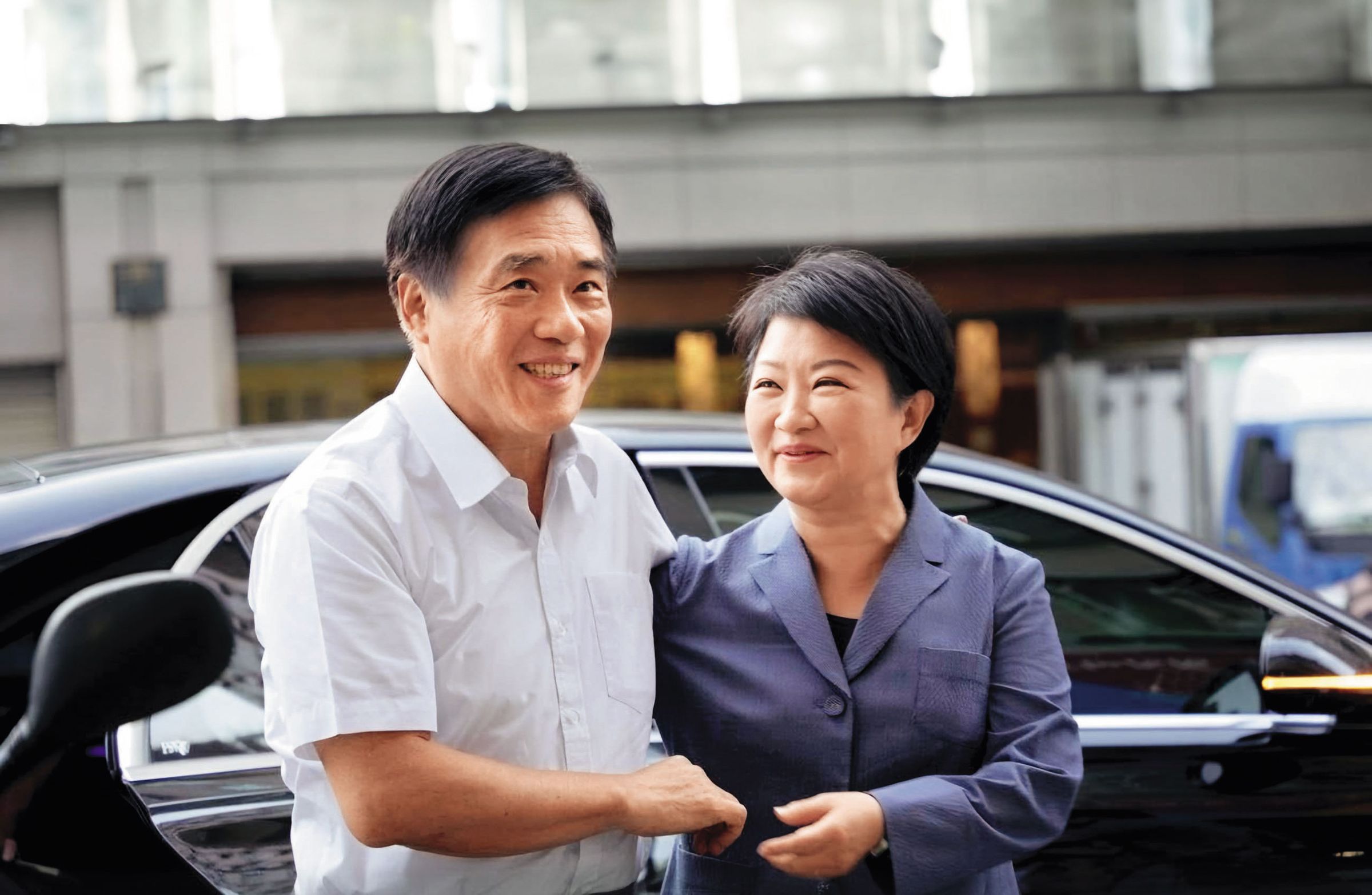 郝龍斌(左)是盧秀燕(右)第一個合體「吃播」的候選人。(翻攝郝龍斌臉書)