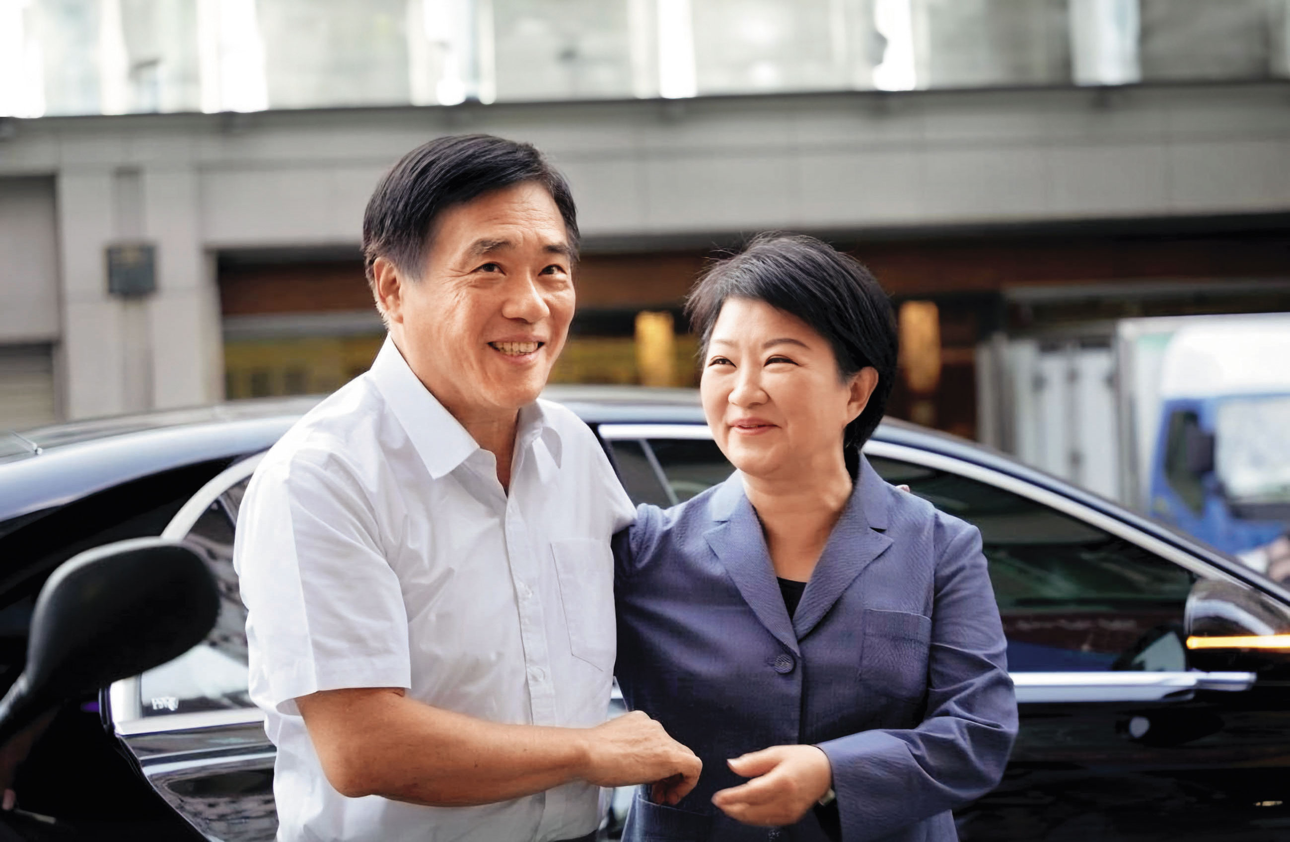 郝龍斌（左）是盧秀燕（右）第一個合體「吃播」的候選人。（翻攝郝龍斌臉書）