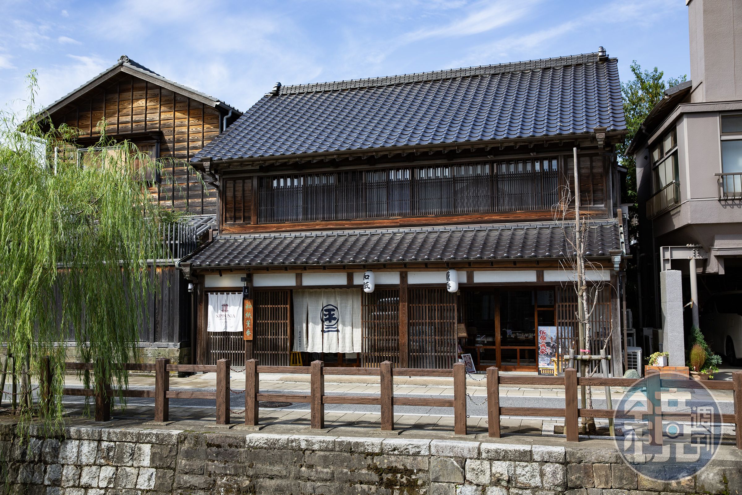NIPPONIA SAWARA 將5棟百年町屋、米藏、當鋪等修復再生為獨立客房，是場「住居復興計畫」。