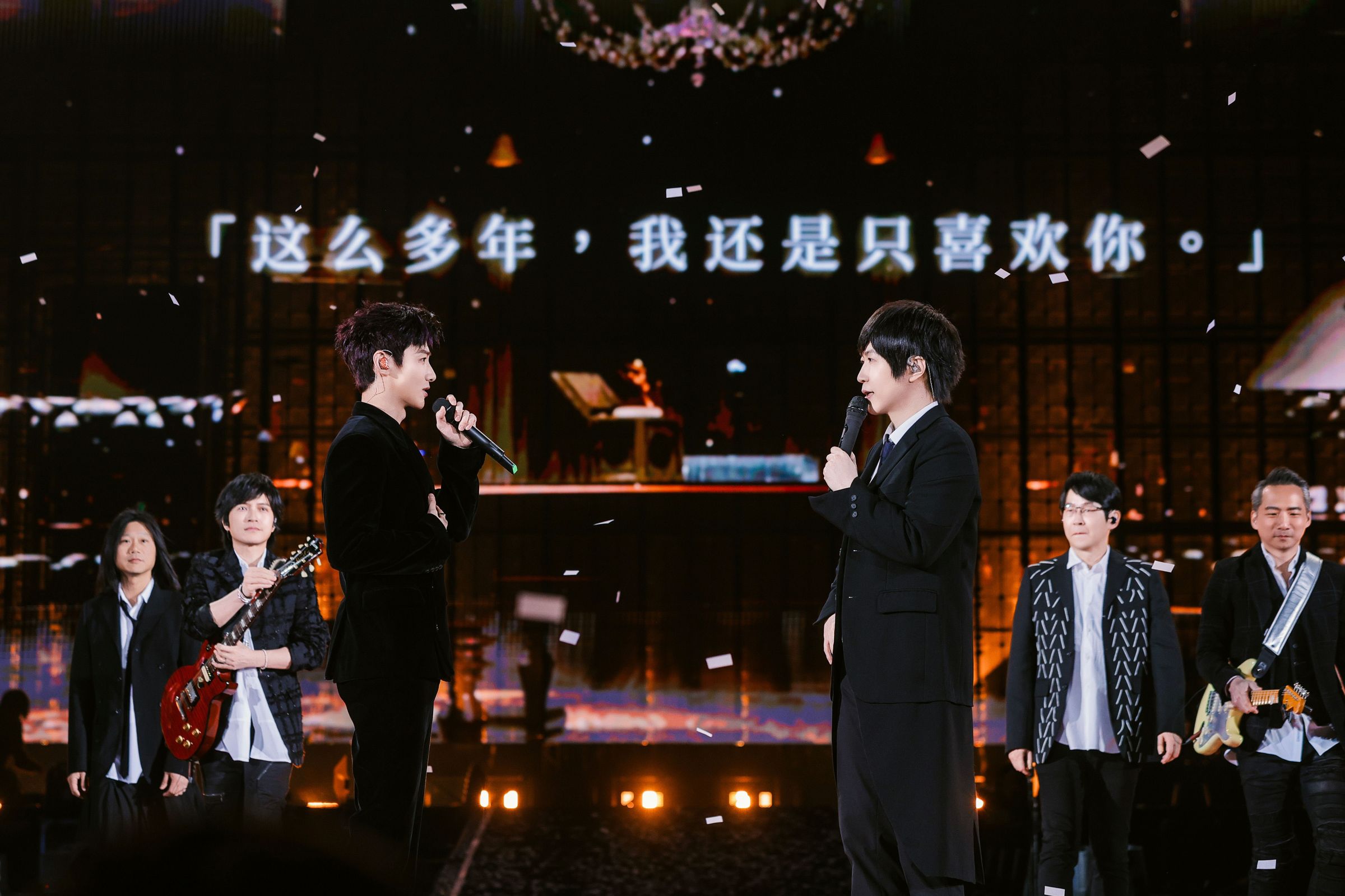 白敬亭與五月天阿信合唱〈任性〉與〈步步〉，粉絲開心地要瘋啦。（相信音樂提供）