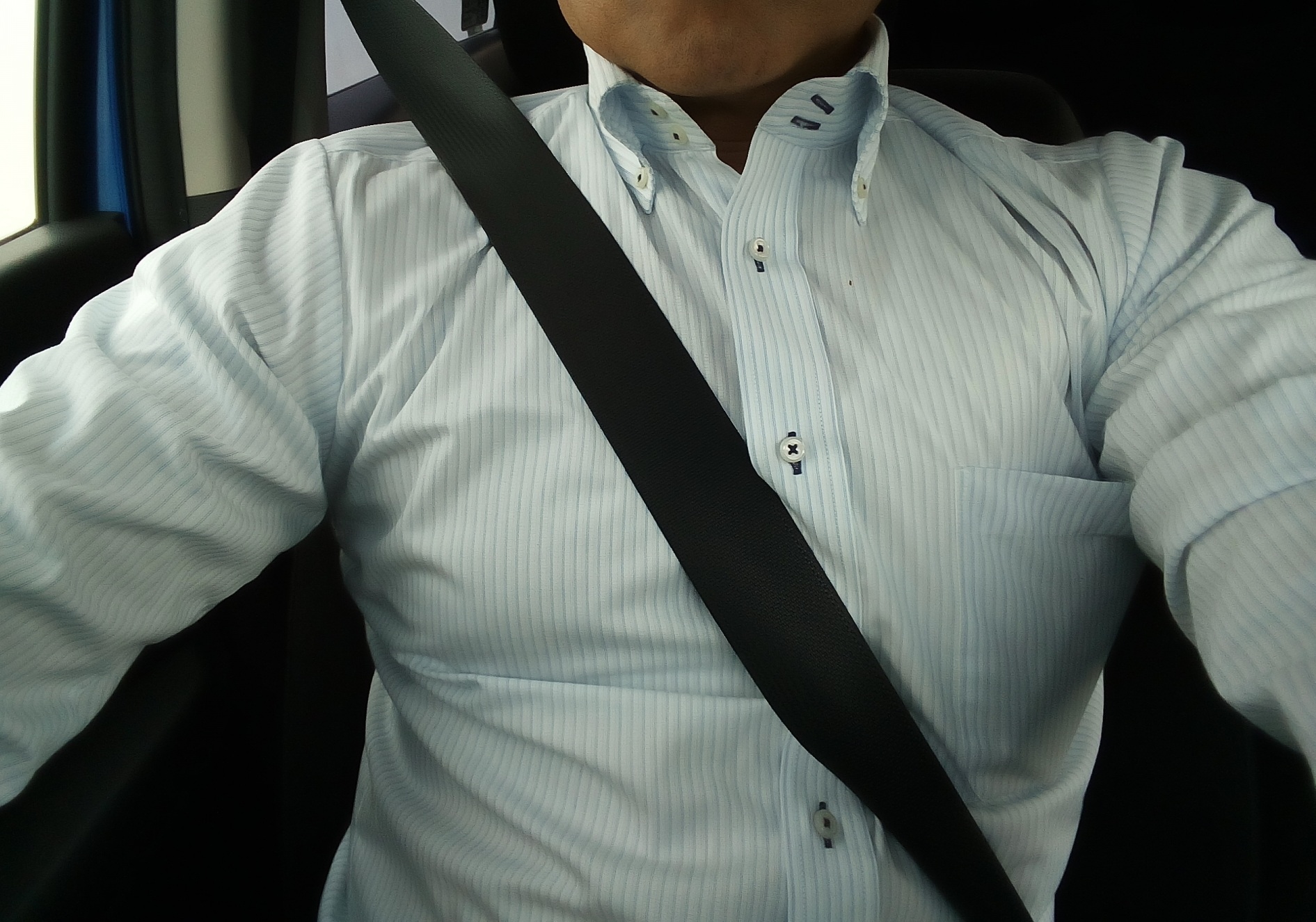 一名劉姓男子駕車行經國道3號,遭員警拍照開罰乘客未繫安全帶,駕駛特別做模擬實驗,主張衣服顏色和反光會影響辨識,法官採信撤銷原處分,圖為示意圖。(翻攝自PhotoAC圖庫)