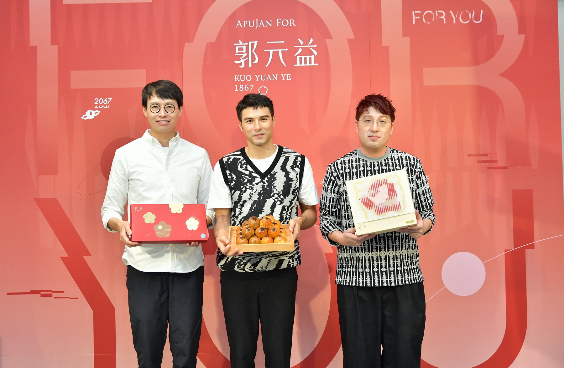 郭元益副總經理郭建偉（左）攜手品牌代言人鳳小岳（中）、禮盒包裝設計者APUJAN詹朴（右），一同發表2024年的「頂級蛋黃酥-AMEDEI巧克力」。（郭元益提供）
