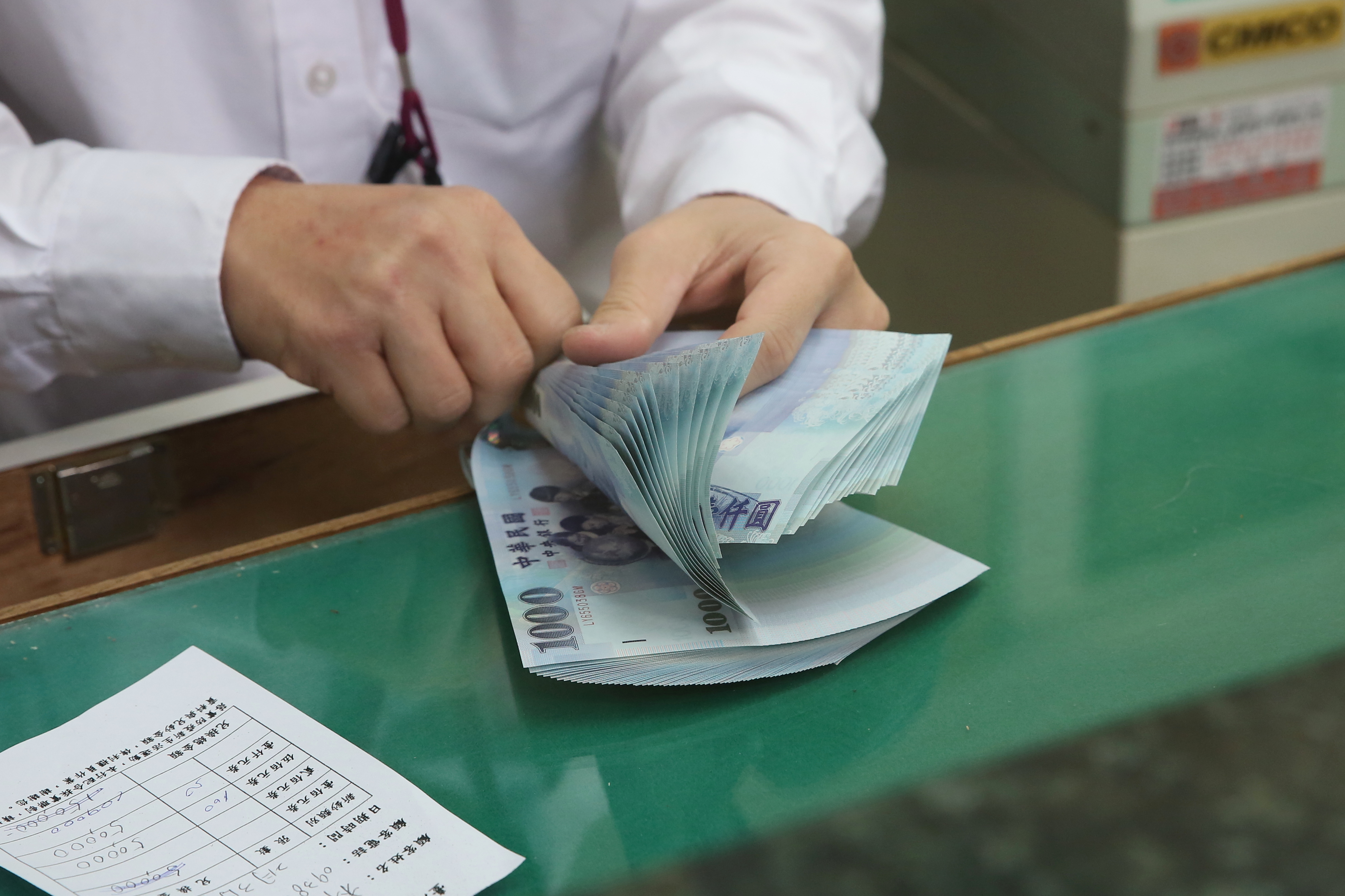 主計總處公布最新薪資統計,3月受雇員工經常性薪資平均為4萬8,768元,年增2.6%。(本刊資料照)