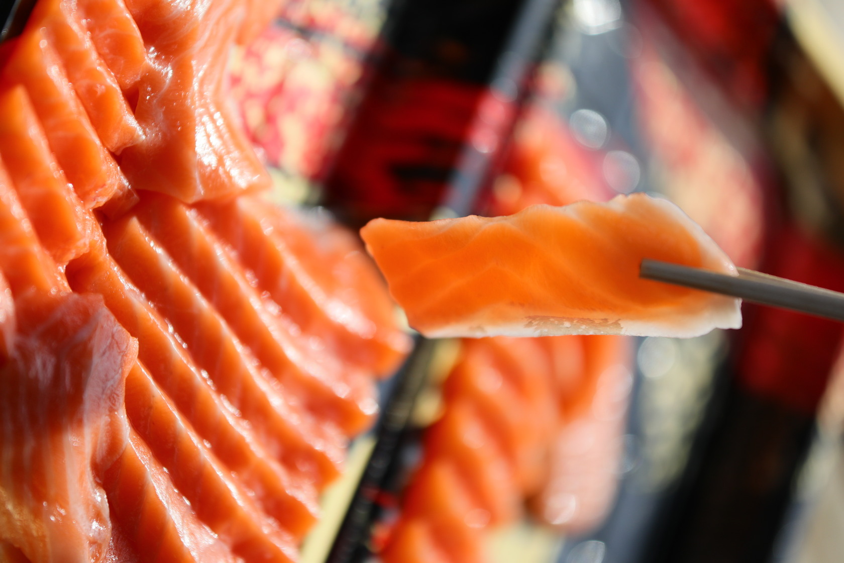 肥美色澤佳的鮭魚生魚片，讓人食指大動。