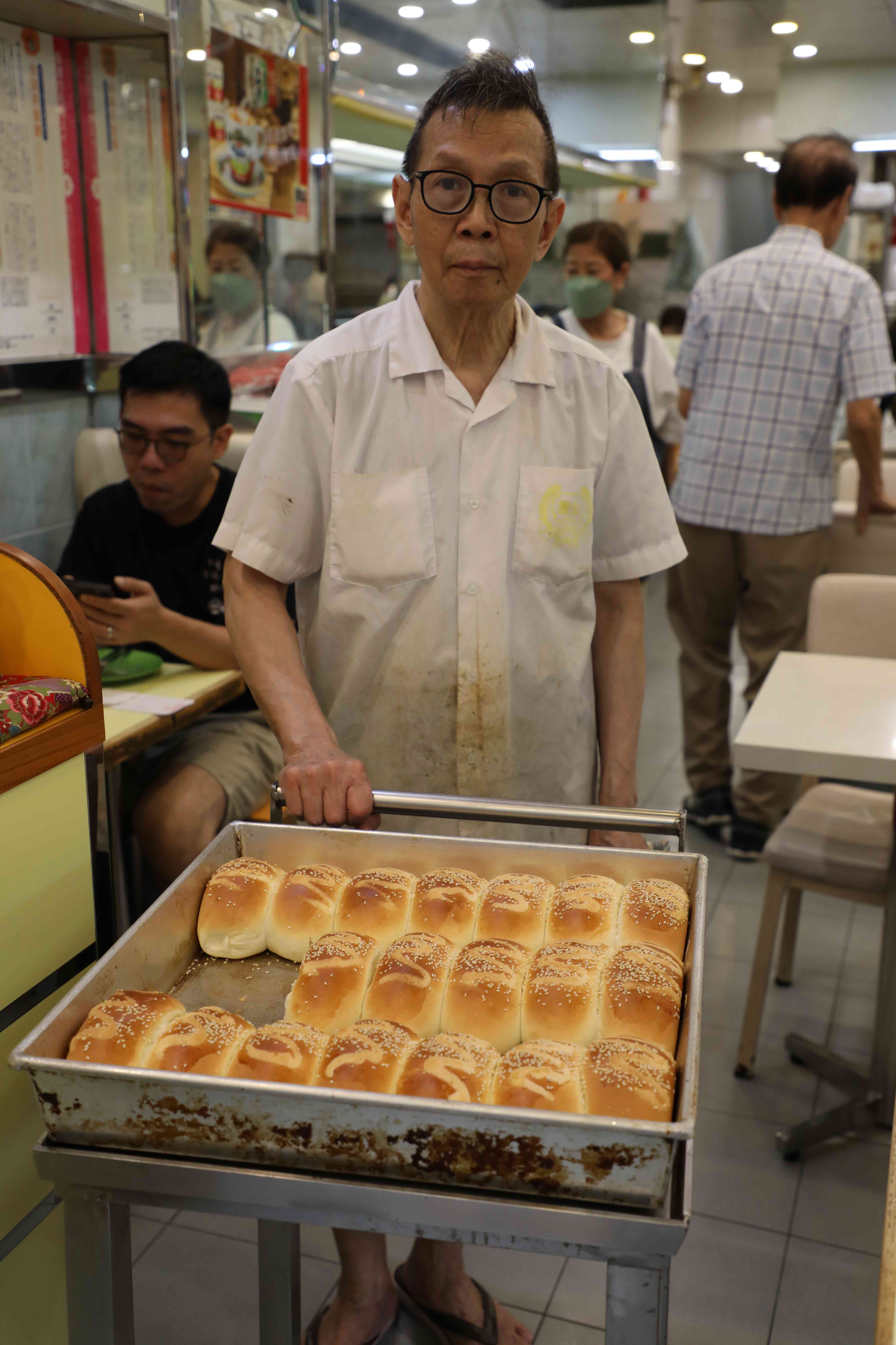 柯師傅推著剛出爐的糕點從廚房送到門口的糕餅櫃,一路飄著誘人香氣。