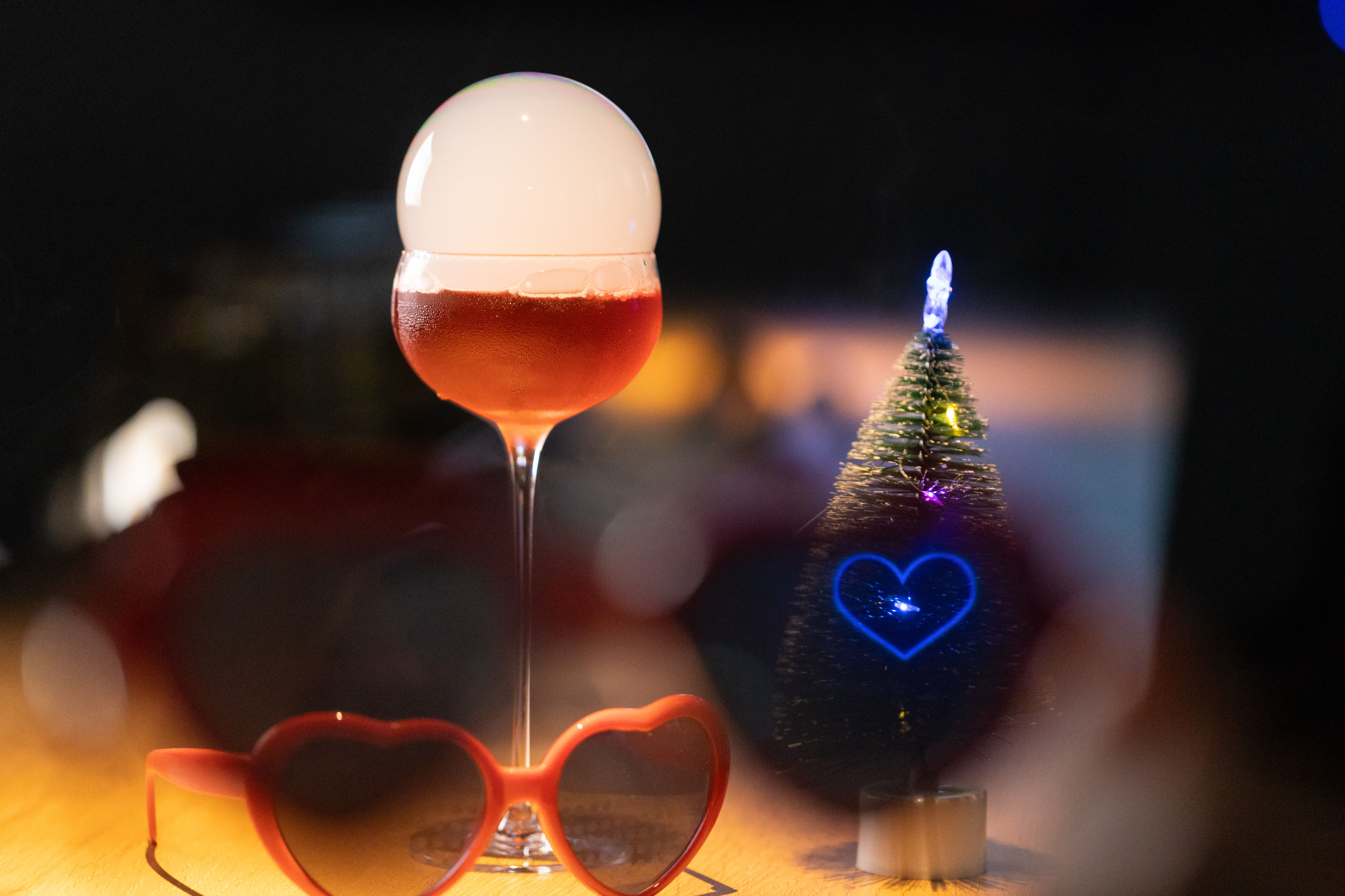 「拾山」不僅是間酒吧、夜間茶吧也是愛情診療室，拯救了無數失眠的靈魂。