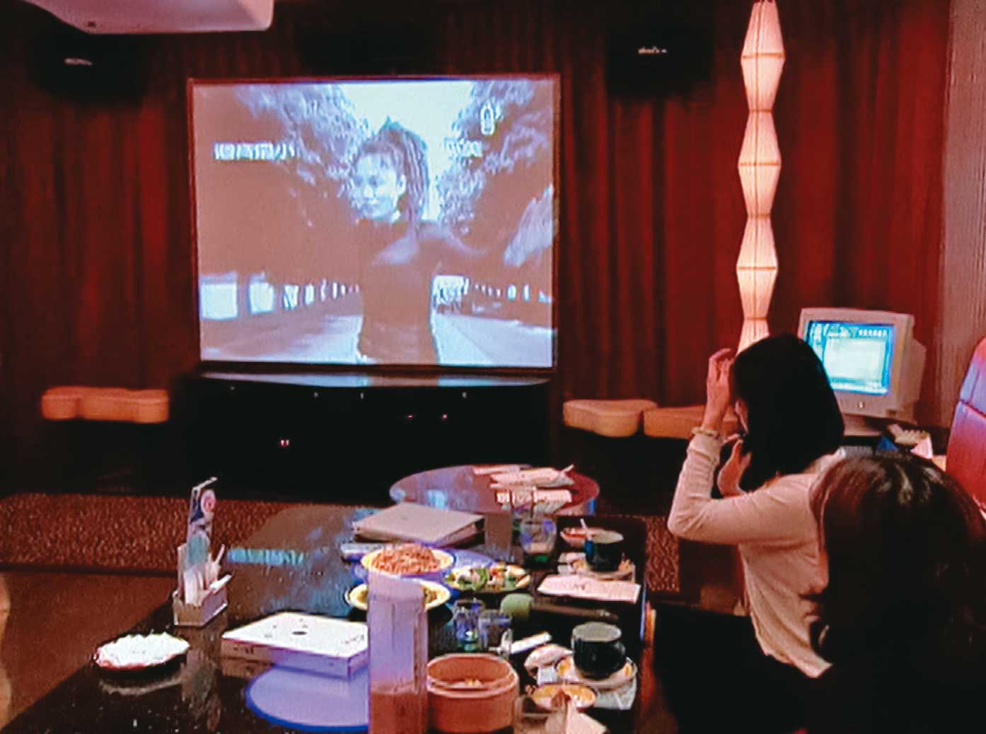 林旺仁的妻子在卡拉OK店坐檯陪酒,但縱火案發生前已離職。圖為示意畫面。(東森新聞提供)