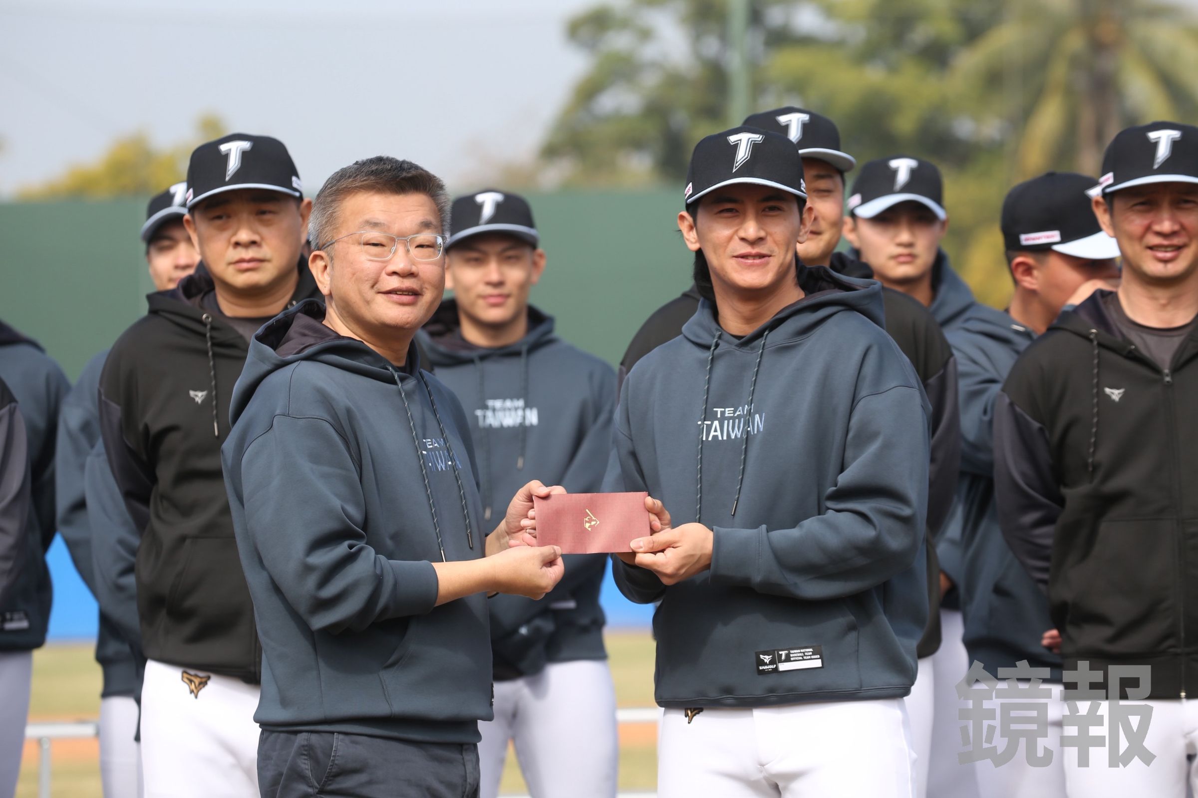 WBC台灣開訓典禮上，球員和教練身上的「Team Taiwan」帽T和外套引發眾人熱議，蔡其昌今證實相關產品即將開賣。（鏡報董孟航）
