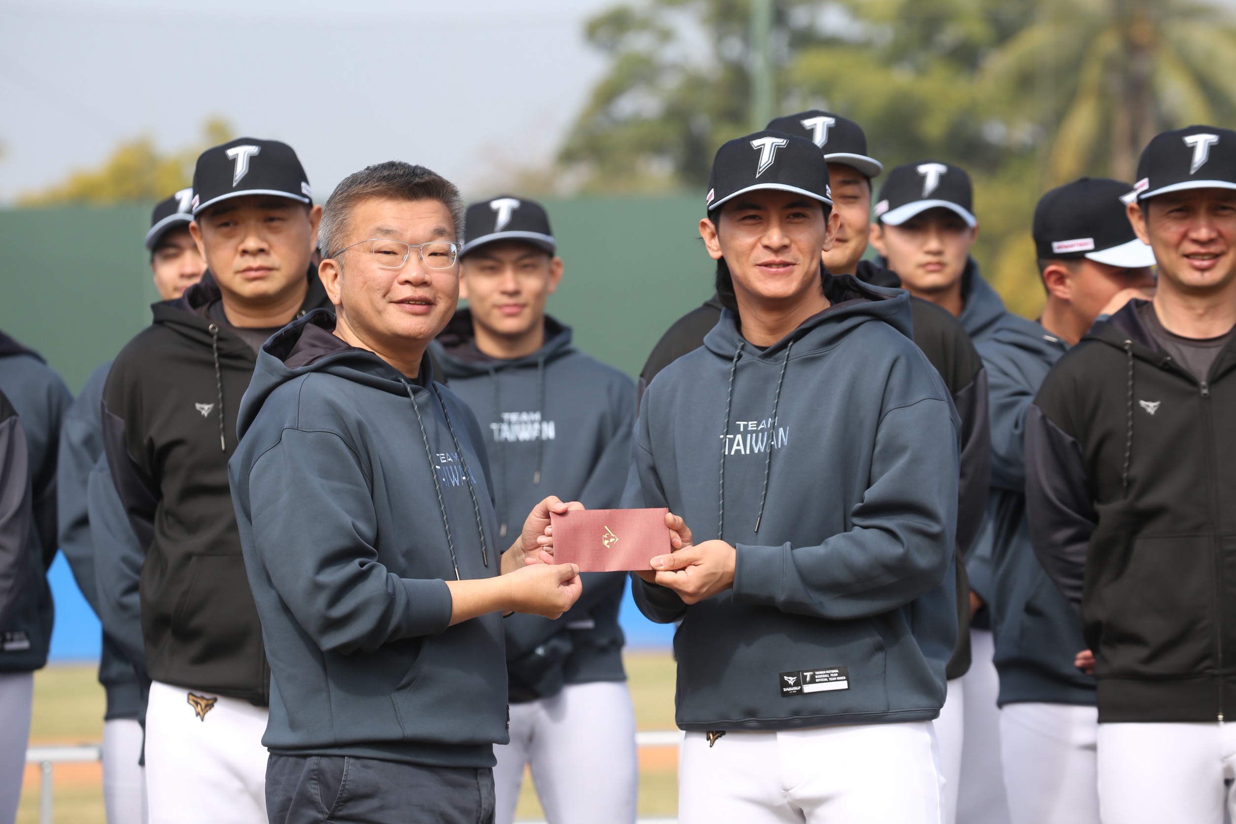 WBC台灣開訓典禮上，球員和教練身上的「Team Taiwan」帽T和外套引發眾人熱議，蔡其昌今證實相關產品即將開賣。（鏡報董孟航）
