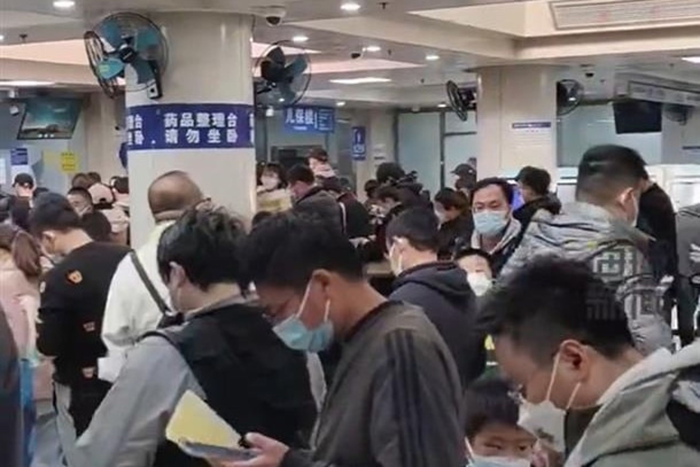 北京醫院內擠滿為小孩掛號、領藥的家長。(翻自《澳洲abc》X平台)