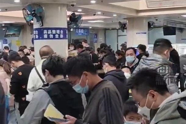 北京醫院內擠滿為小孩掛號、領藥的家長。（翻自《澳洲abc》X平台）