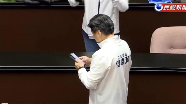  傅崐萁議場內使用WeChat，意外被媒體捕捉，掀起網路討論。（翻攝民視）