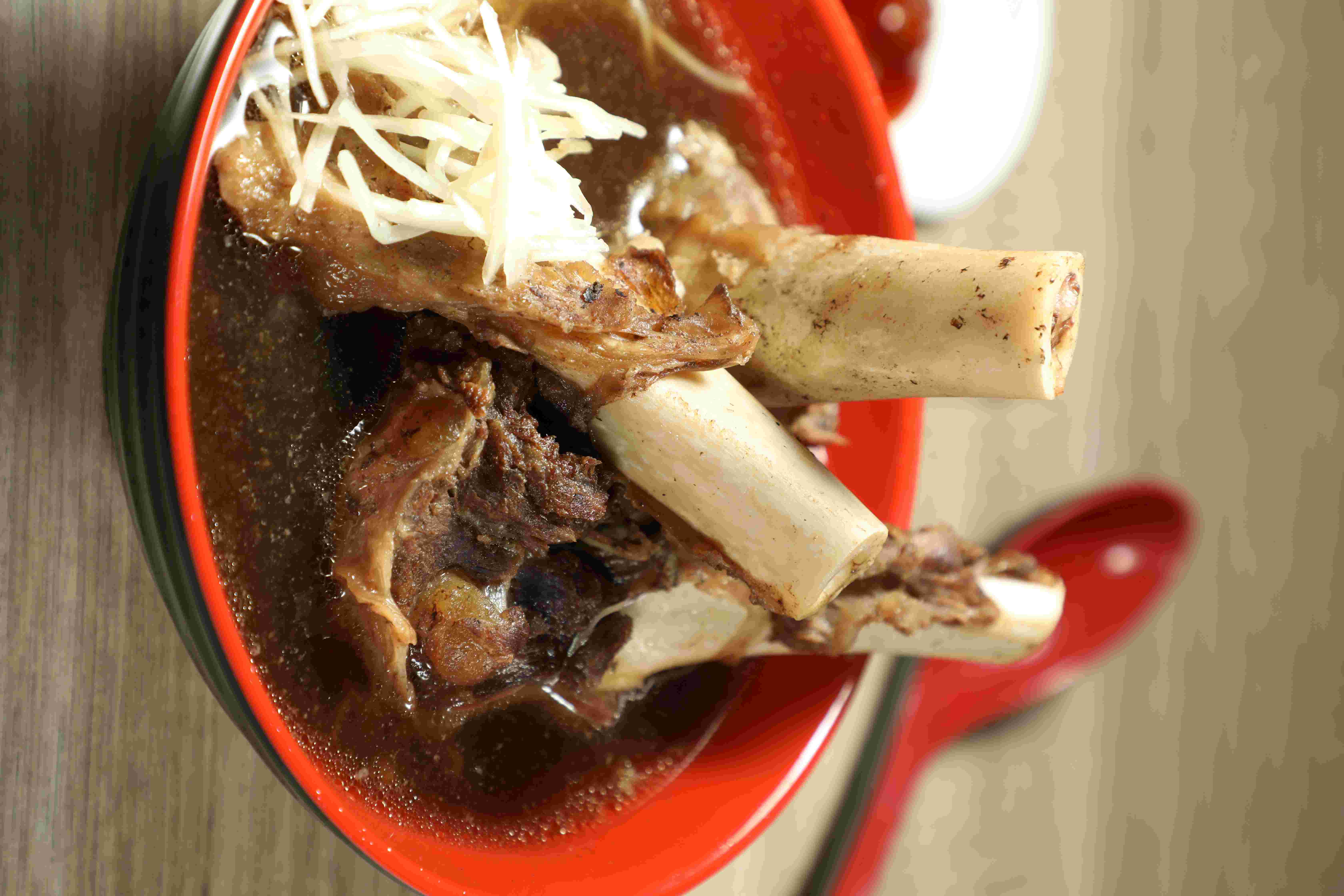 大碗公的「羊大骨湯」，骨邊肉特別甜，骨髓的口感像果凍。（175元／份）