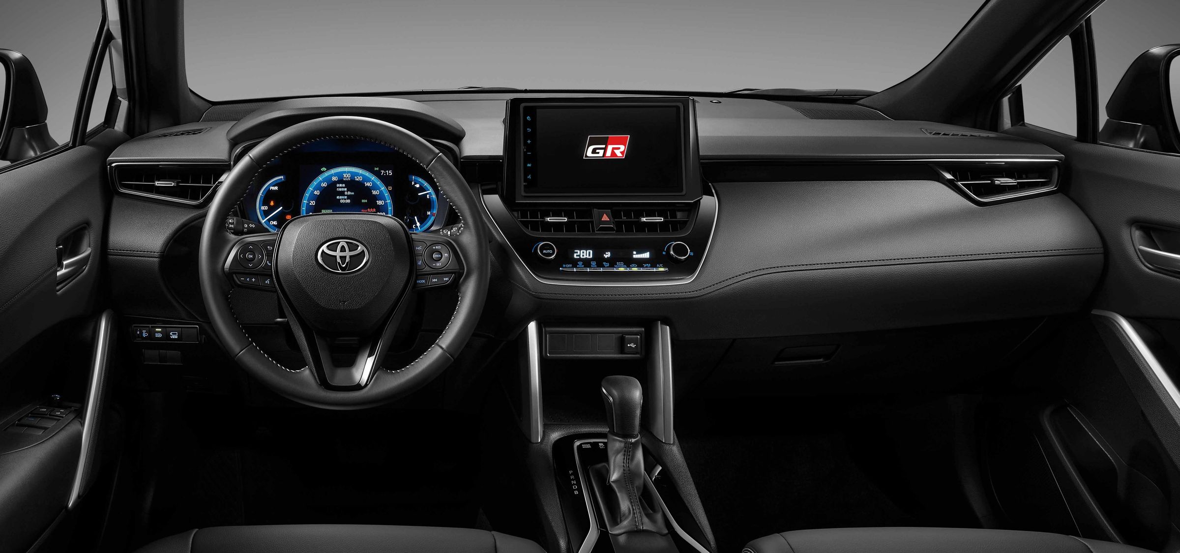 COROLLA CROSS GR SPORT的運動感延續到內裝：引擎啟閉鈕與前座頭枕處皆有GR SPORT專屬設計，展現高質感風格。