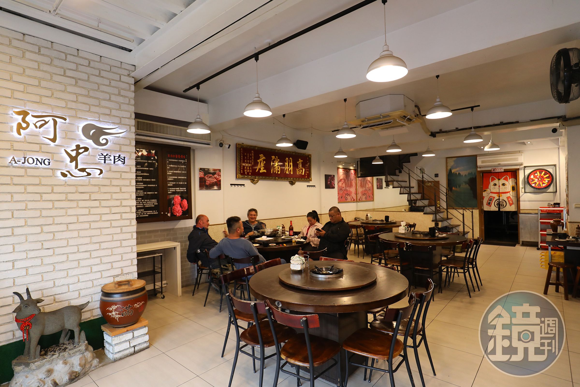 位於桃園的「阿忠羊肉店」是當地三大溫體羊肉爐餐廳，常吸引台北、新竹一代的饕客專程來品嘗。