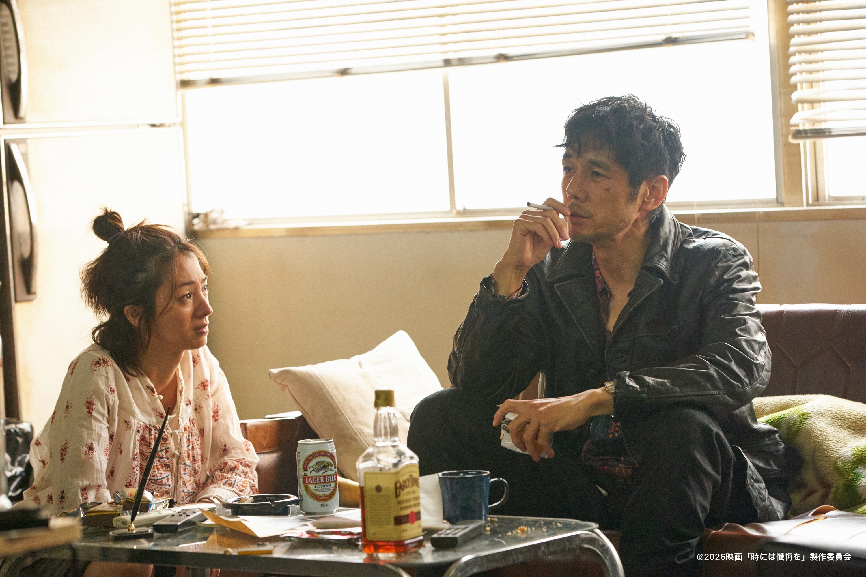 滿島光(左)與西島秀俊在《懺悔》中飾演一對性格不合、關係緊繃的搭檔。(甲上娛樂提供)