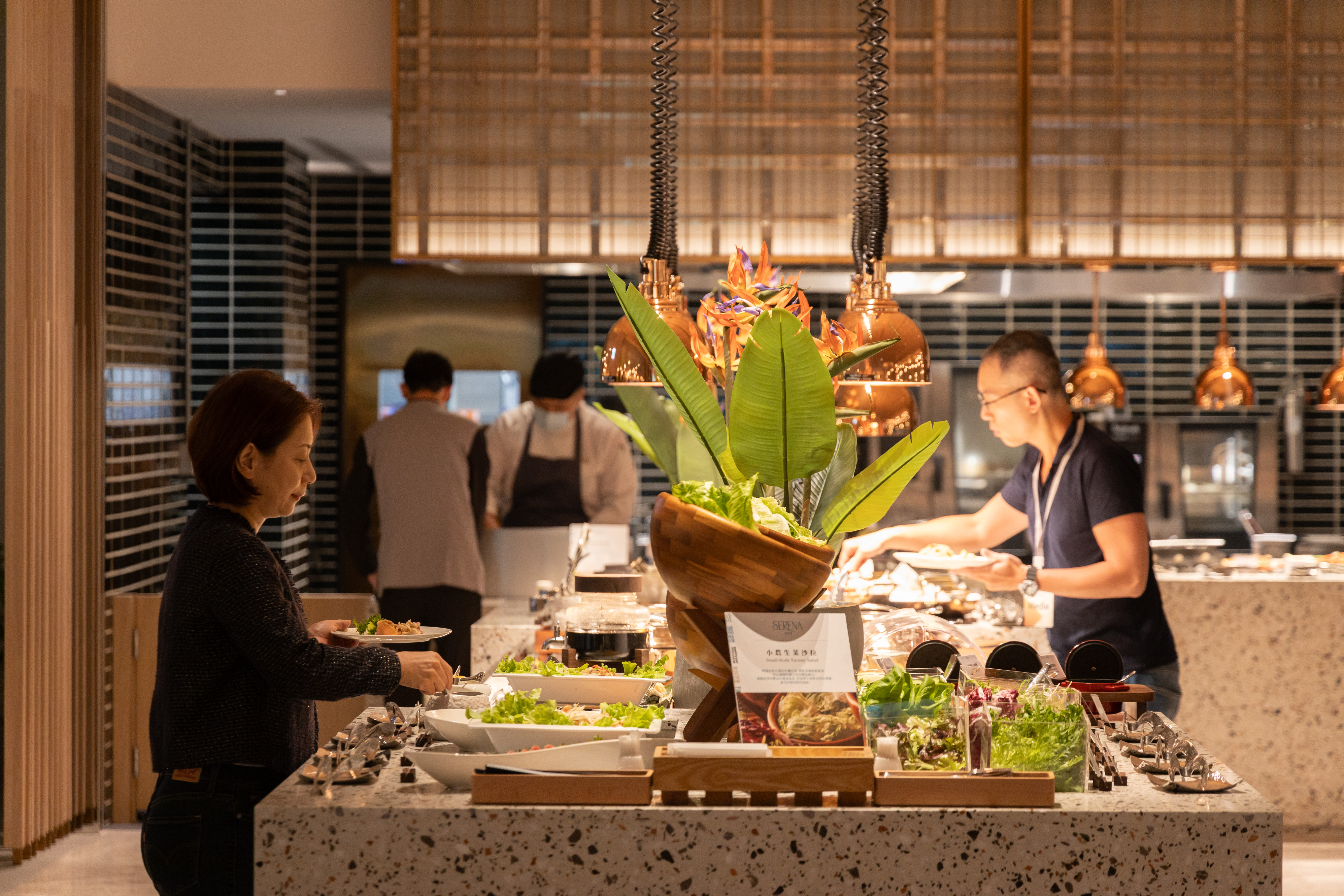 「SERENA全日餐廳」早餐自助吧提供來自世界各地的美食，品項非常豐富。