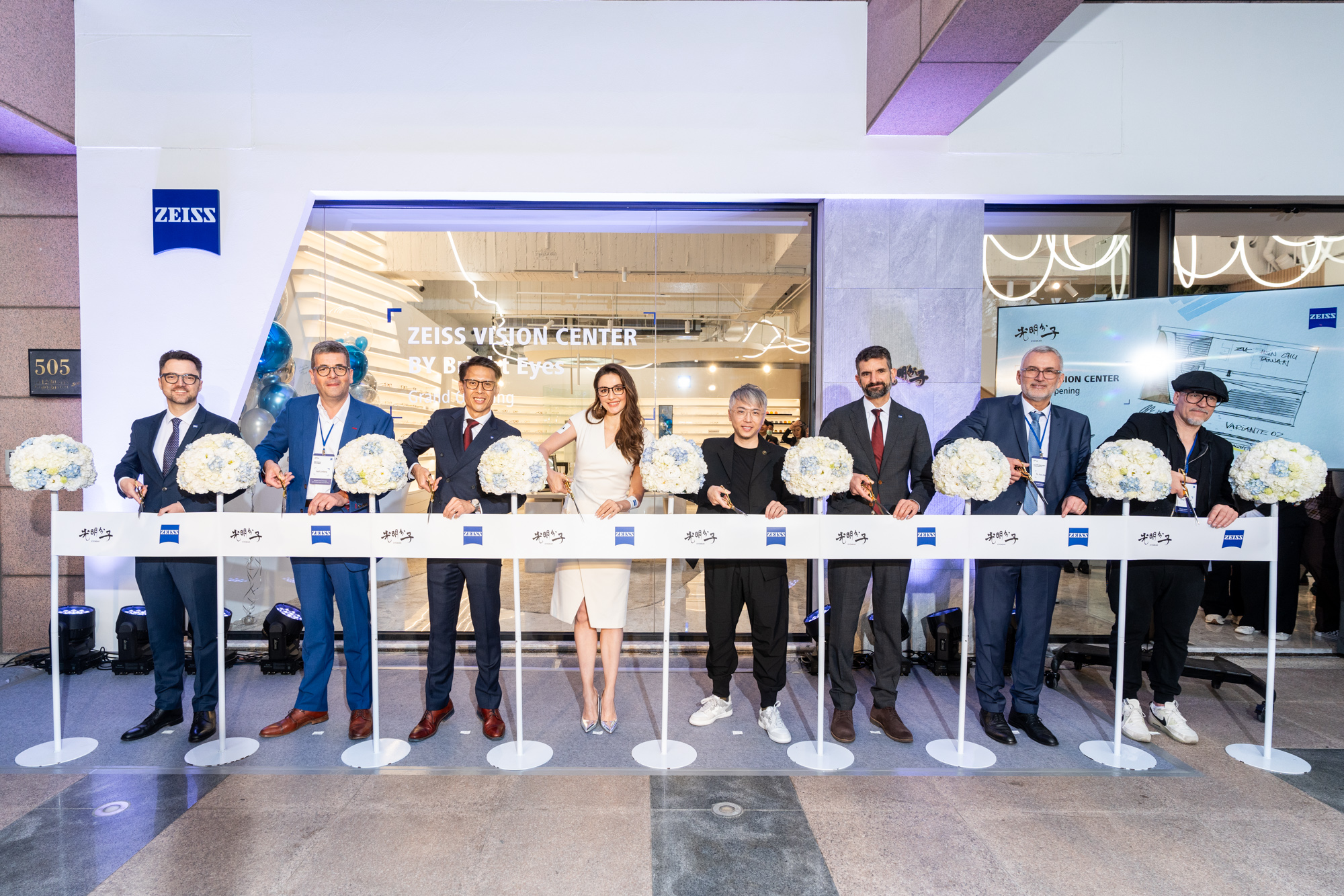 蔡司優視力旗艦店今日於新竹開幕，蔡司品牌旗艦店首席設計師Elmar Gauggel 、蔡司半導體光罩解決方案部門 全球銷售與服務負責人 Dr. Axel Zibold 、蔡司亞太區視力保健部門總監Vincent Mathieu、光明分子眼鏡創辦人 丁翰輝 、名模瑞莎 、蔡司台灣總經理 章平達 、德國經濟辦事處首席代表暨處長Axel Limberg 蔡司全球品牌體驗總監Philipp Novak共同出席剪綵儀式（右至左）。