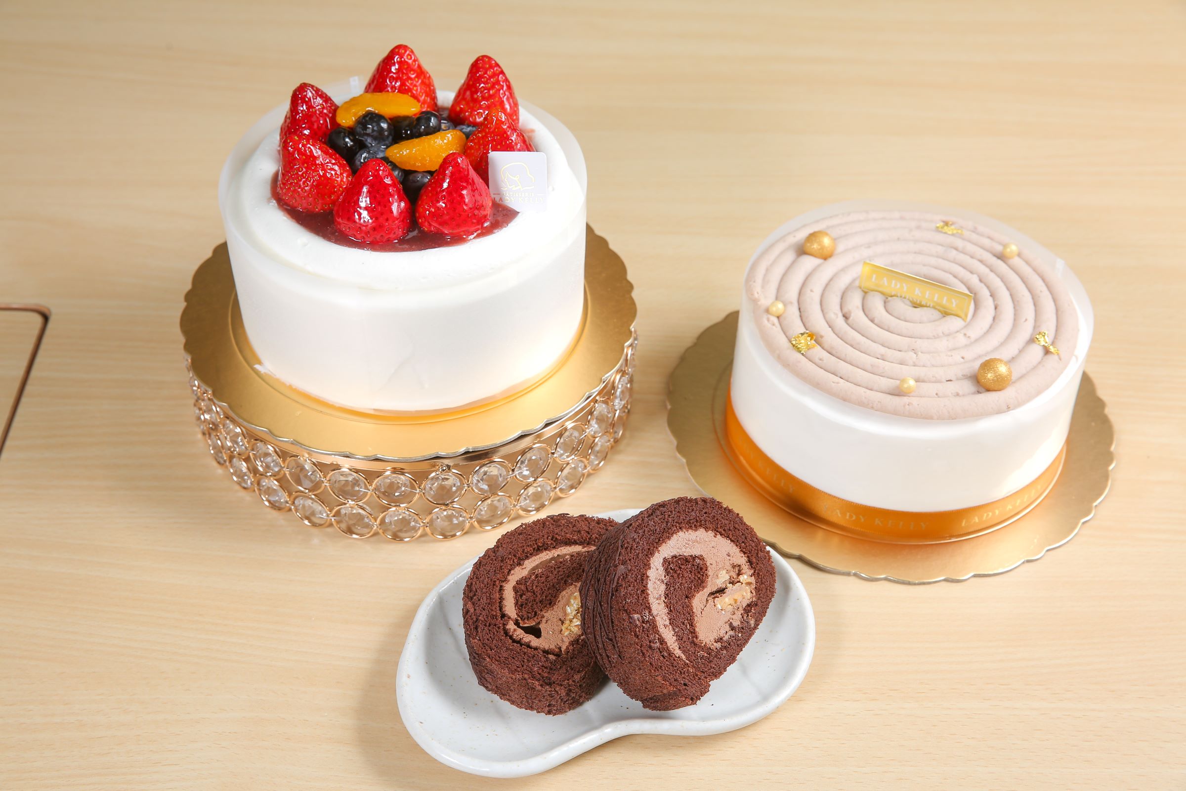 黑絲綢巧克力（中前）、芋頭布丁鮮奶油（右）蛋糕是Lady Kelly店內的人氣甜品，視覺很洋派，但吃起來卻暗藏著記憶點的台味。草莓奶油蛋糕（左後）則是冬季最引人垂涎的口味。