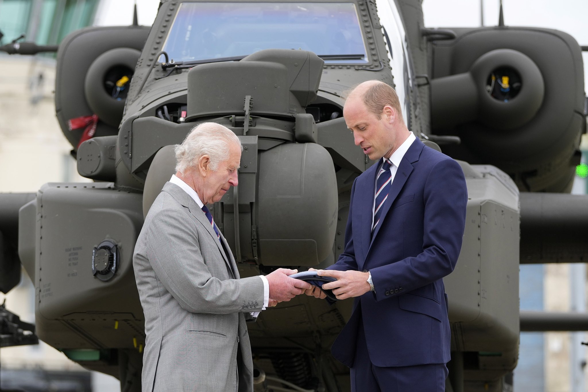 查爾斯三世將陸軍航空隊總司令軍銜移交給長子威廉。（翻攝X@RoyalFamily）