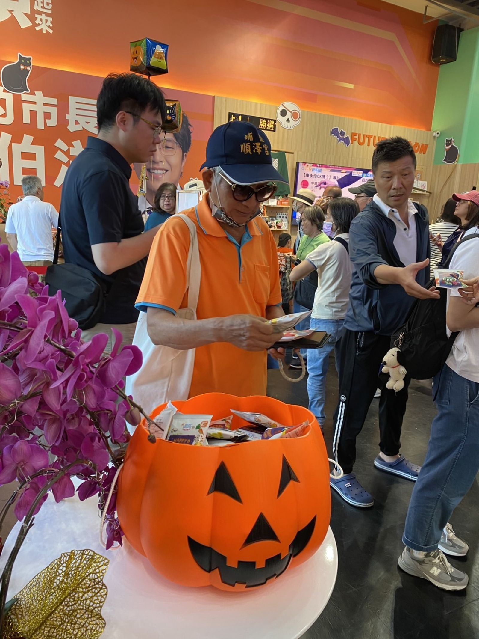 萬聖節不發糖果!沈伯洋團隊選用台灣有機米菓 連結食品安全、在地產業