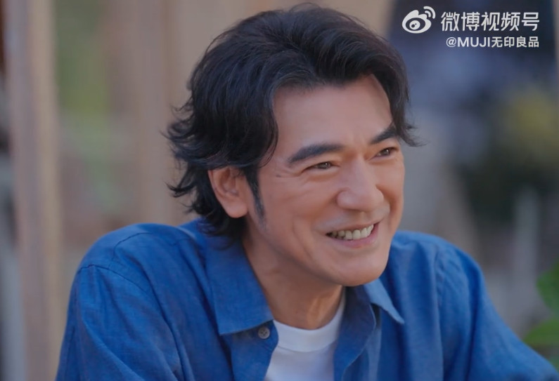 向來十分低調的金城武，睽違多年再度公開亮相。（翻攝微博）