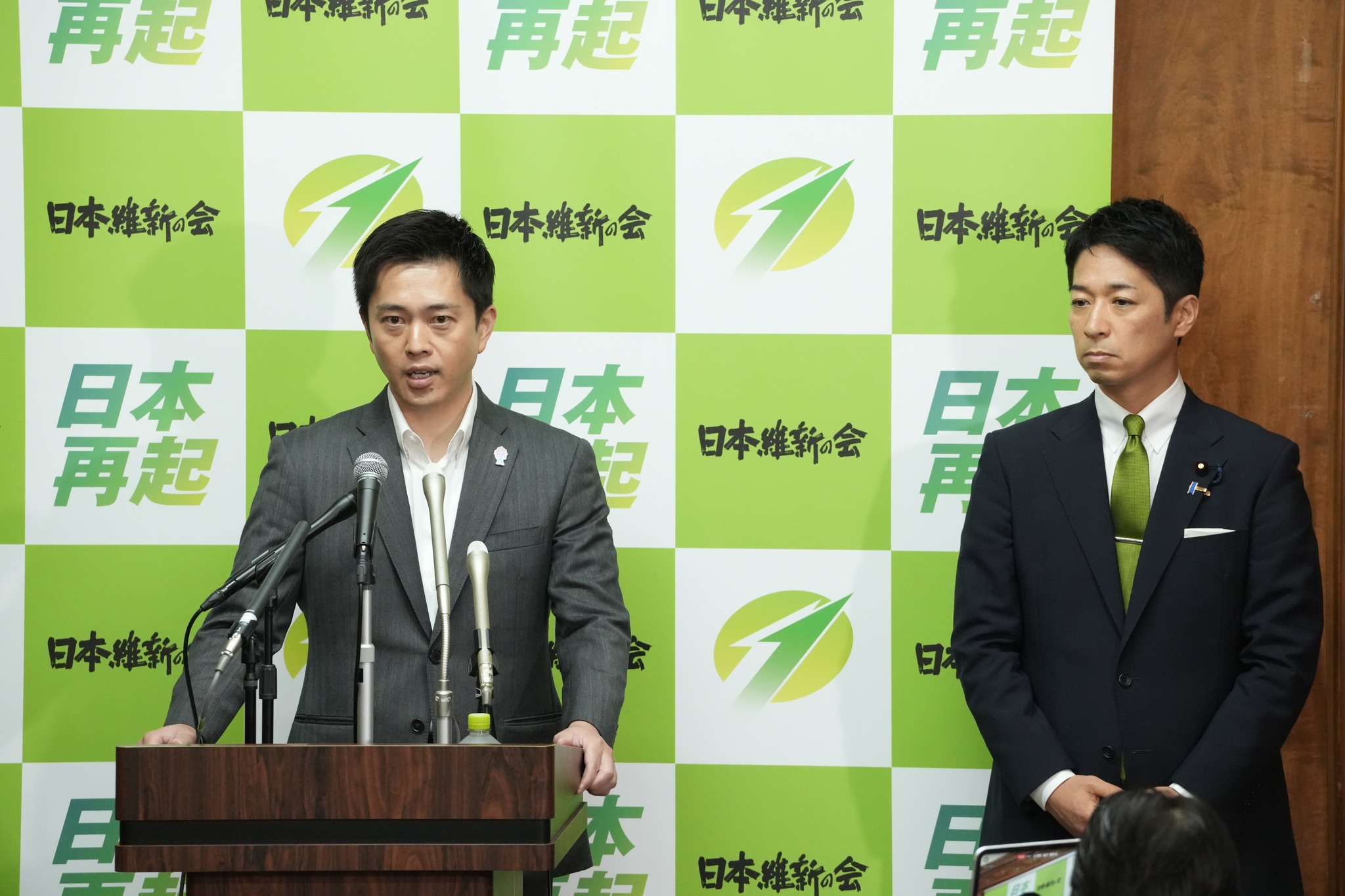 吉村洋文、藤田文武昨與高市早苗會面後向媒體說明與自民黨的合作討論。(翻攝自日本維新の会 臉書)