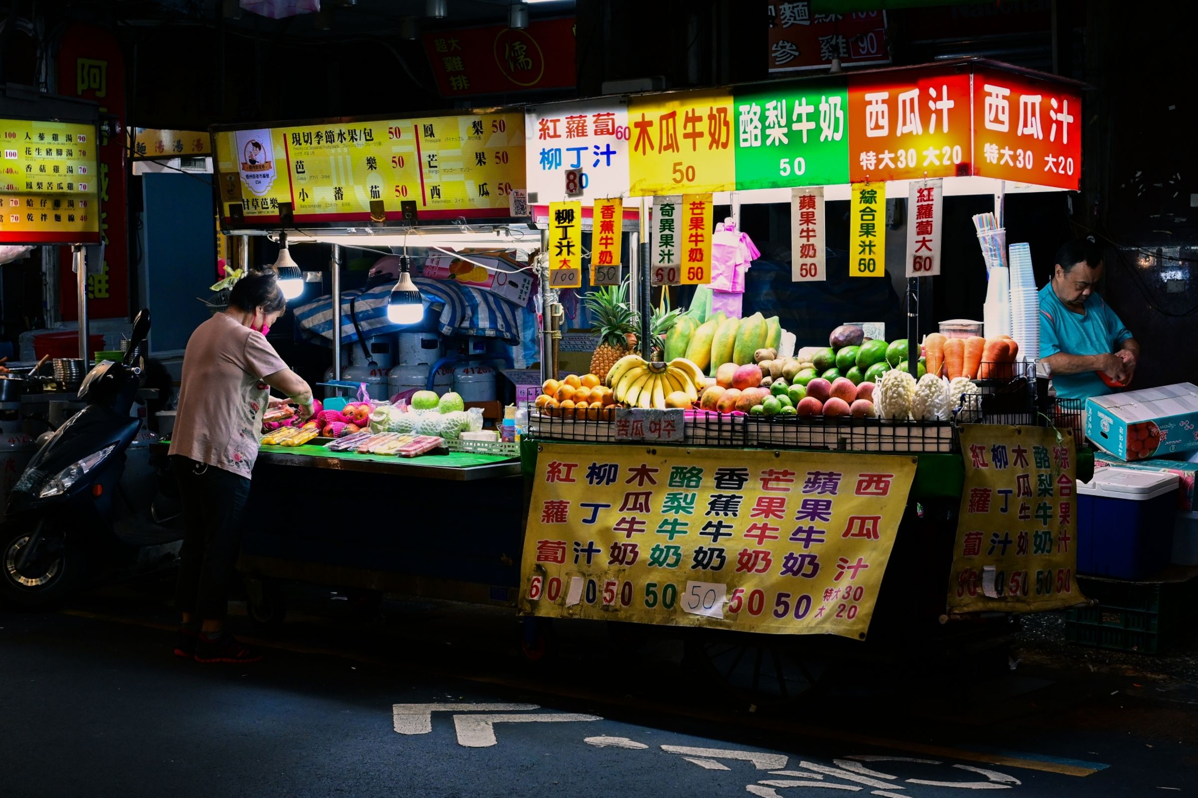 日本遊客近日抱怨在台南夜市買到假蟹肉棒,親自嘗過才發現只是風味蟹肉棒。(示意圖,photoAC)