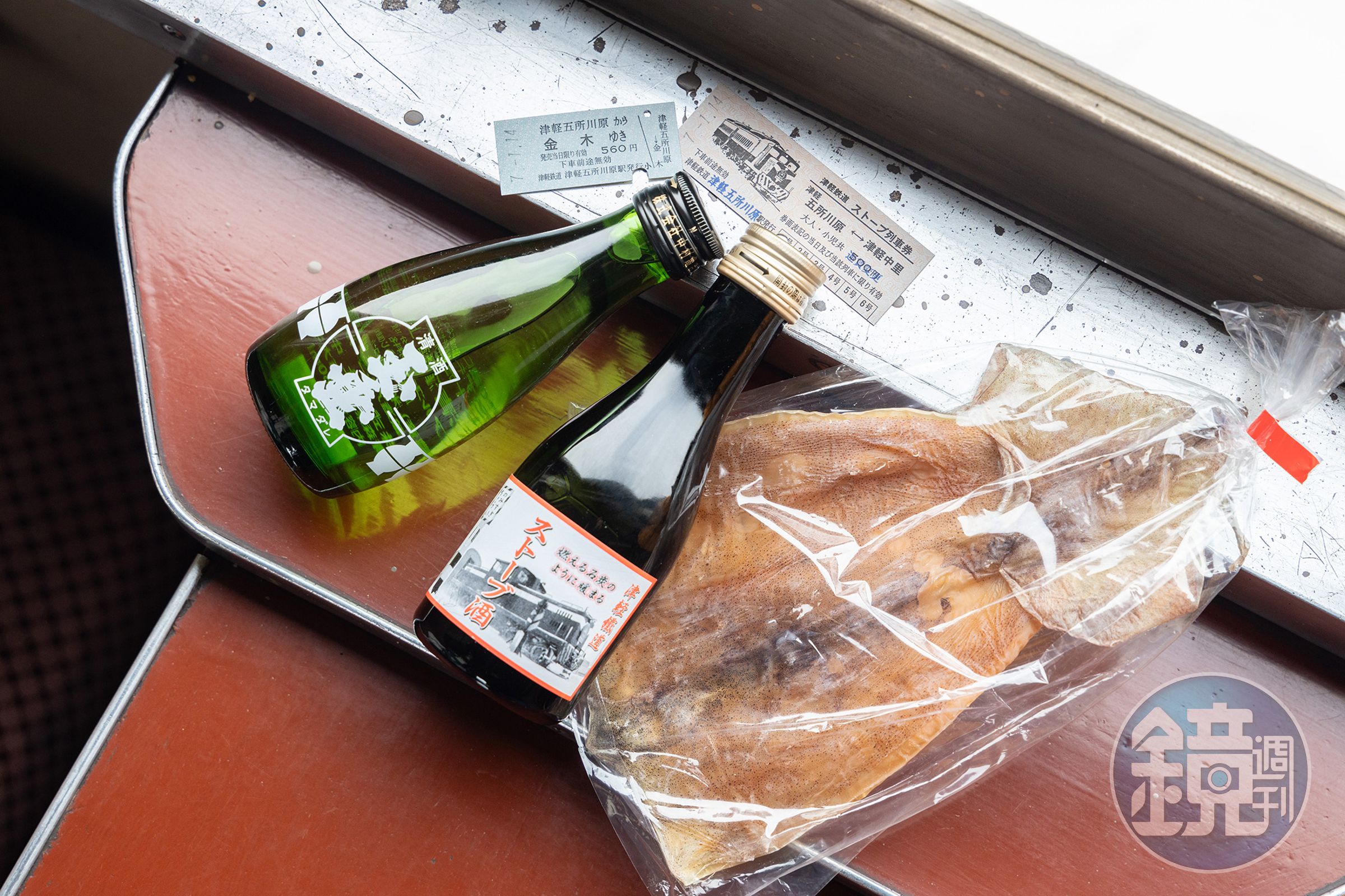 蒐集車票、買份烤魷魚配清酒，是搭暖爐列車最不可錯過的體驗。