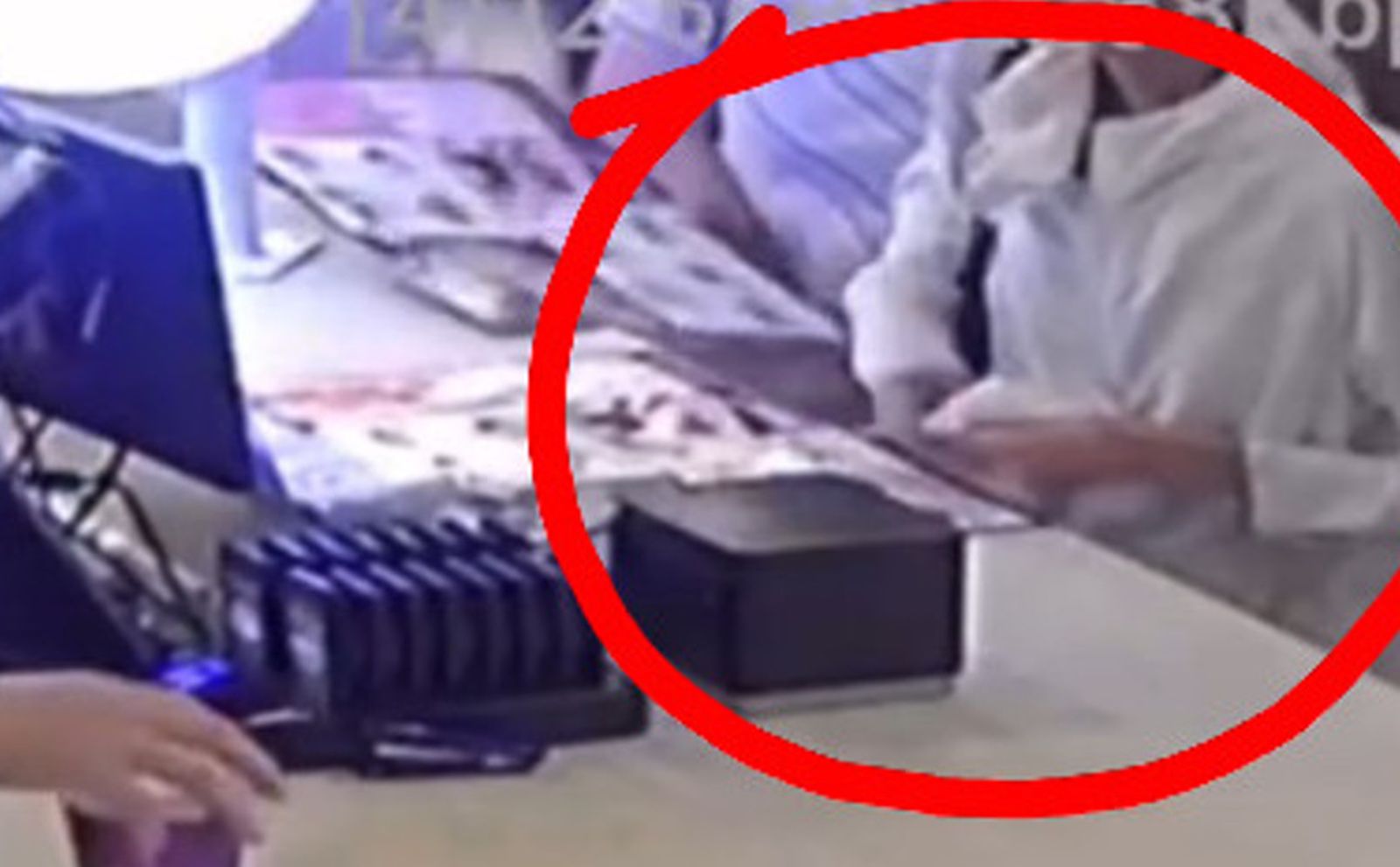 店家公開監視器畫面公布女子騙術，迅速將店員找給她的500元偷塞進自己口袋。（翻攝爆料公社）